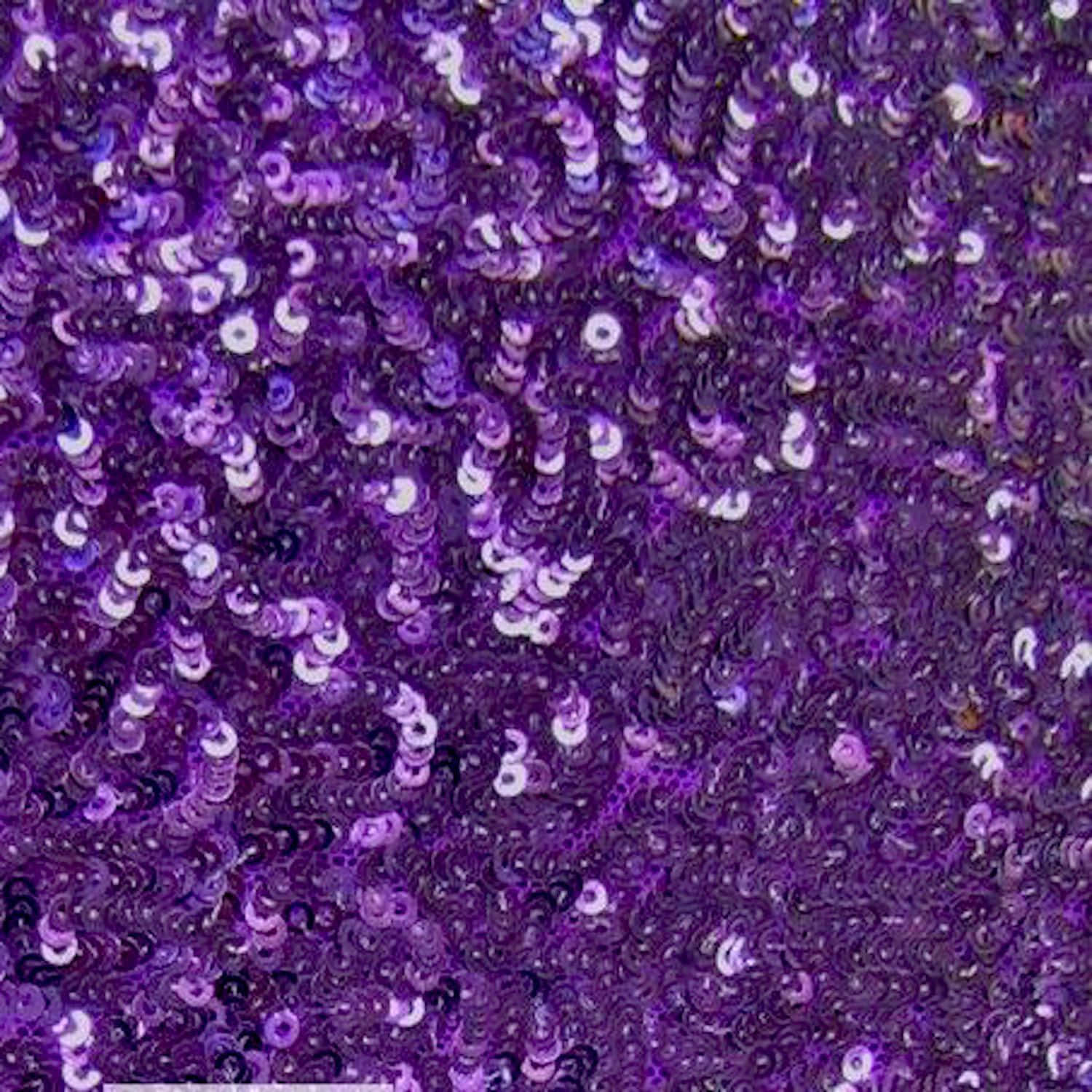 Purple Sequins 桌布 壁紙 — 一片密集的閃爍紫色亮片捕捉光線，帶有閃亮的高光和深紫羅蘭色陰影。