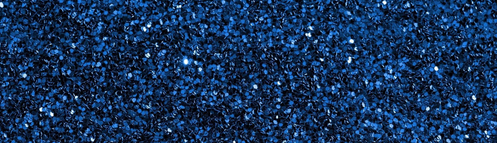 Blue Glitter 桌布 壁紙 — 一片密集的閃爍藍色亮片捕捉光線，呈現閃亮的高光。