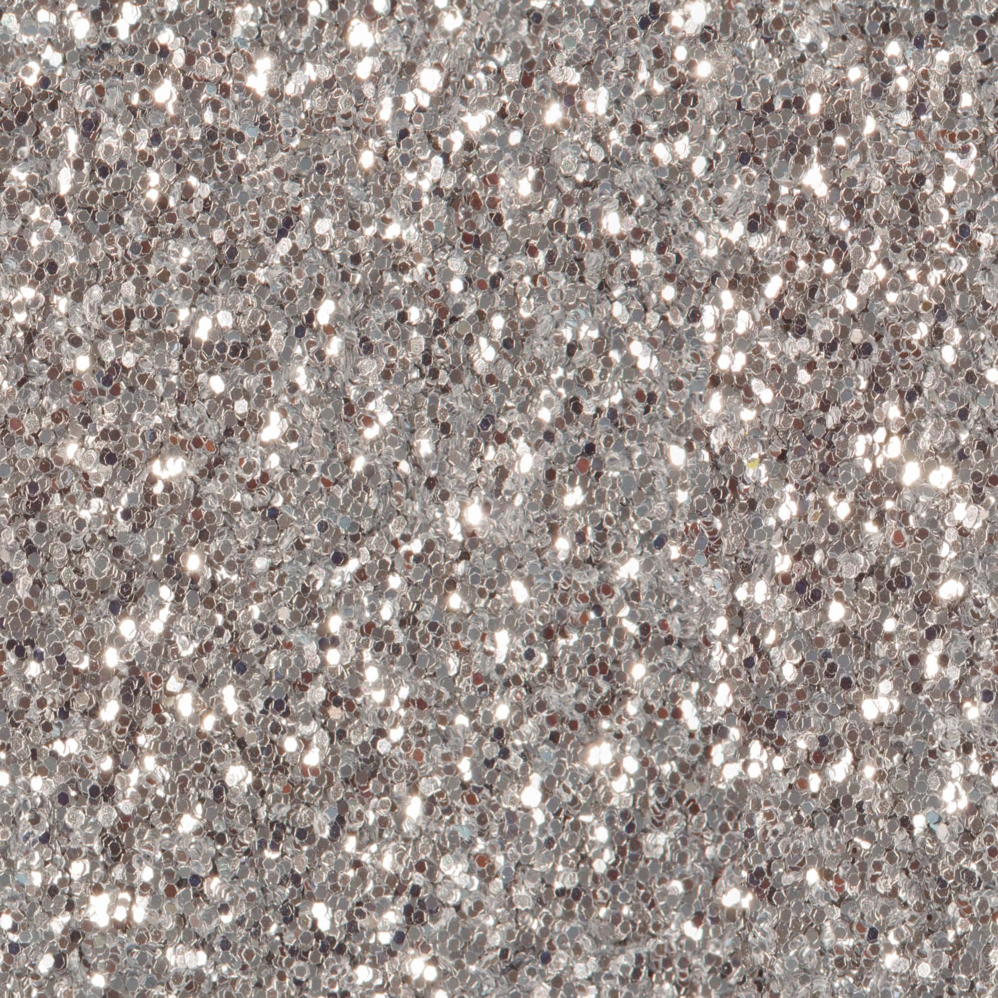 Sparkle Silver Glitter 桌布 壁紙 — 一片密集的閃爍銀色閃粉顆粒，捕捉光線並帶有明亮的反射高光。