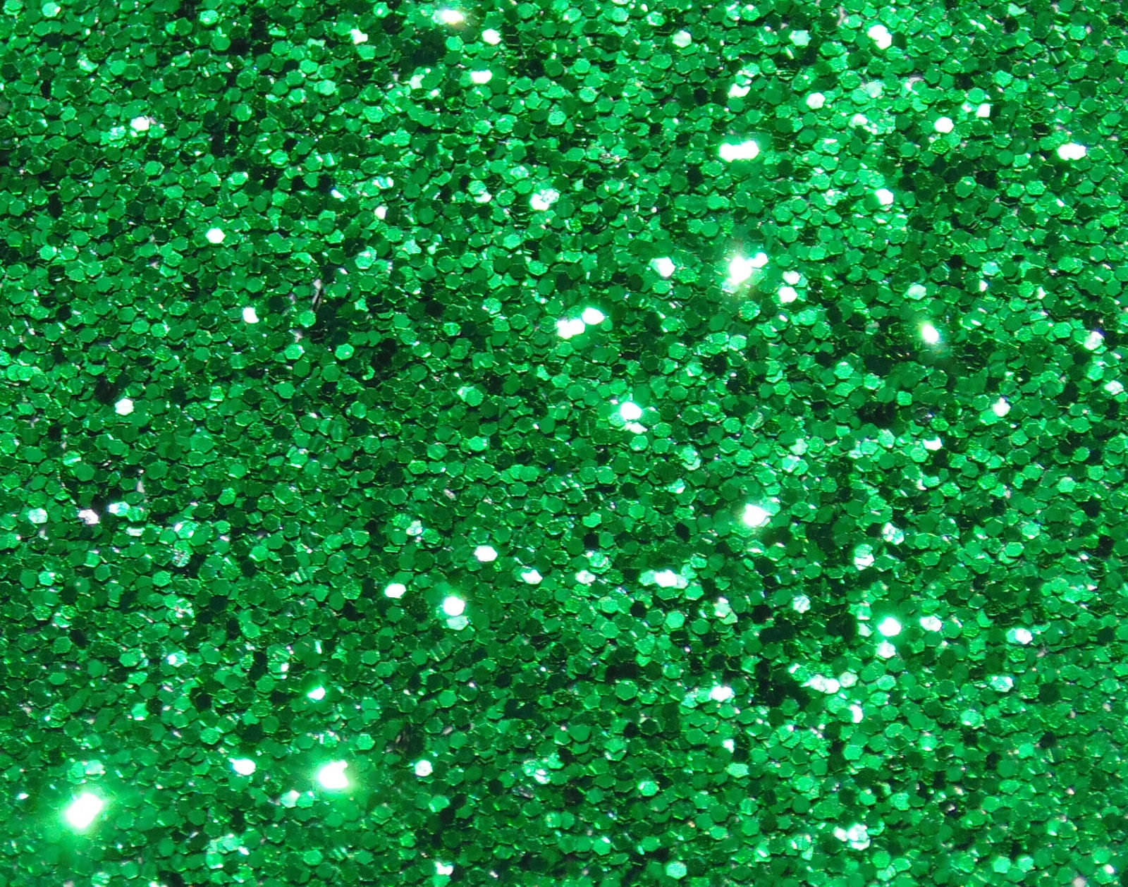 Green Glitter 桌布 壁紙 — 一片密集的鮮綠色亮粉顆粒，捕捉明亮光線，帶有閃爍亮點。