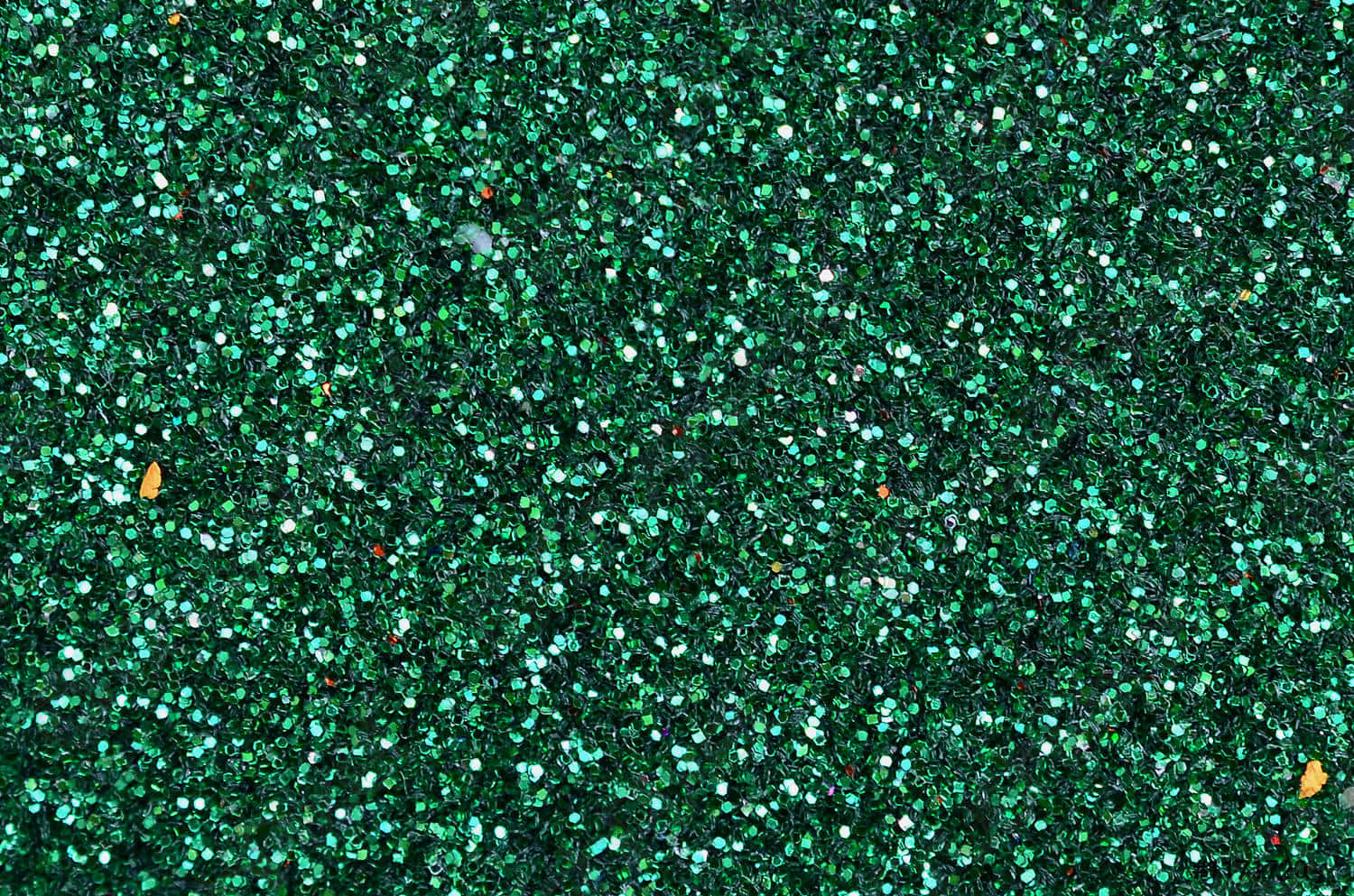 Emerald 桌布 壁紙 — 一片密集閃爍的綠色亮粉，散佈著白色和橙色的斑點，營造出閃閃發光的紋理表面。