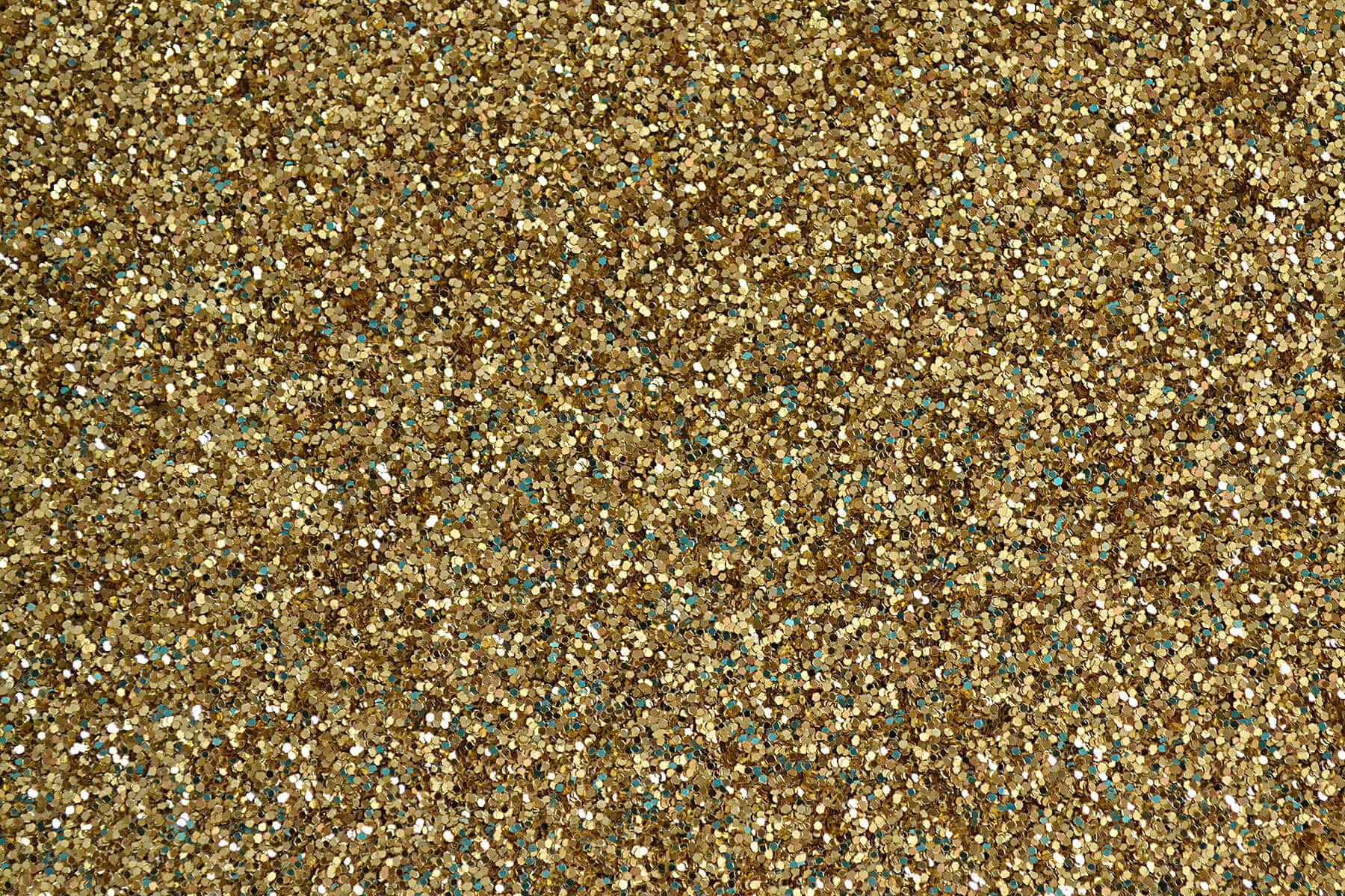 High Resolution Gold Glitter 桌布 壁紙 — 一片密集閃爍的金色亮粉，散落著藍色斑點，營造出奢華的紋理表面。
