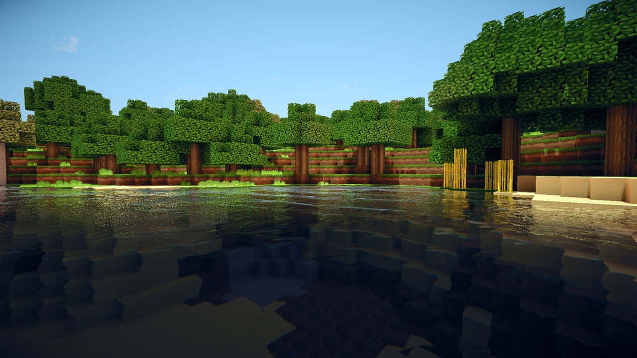 電玩遊戲 桌布 壁紙 — 一片寧靜的Minecraft森林，有方塊狀的綠色樹木和反射的水面，在晴朗的藍天下。