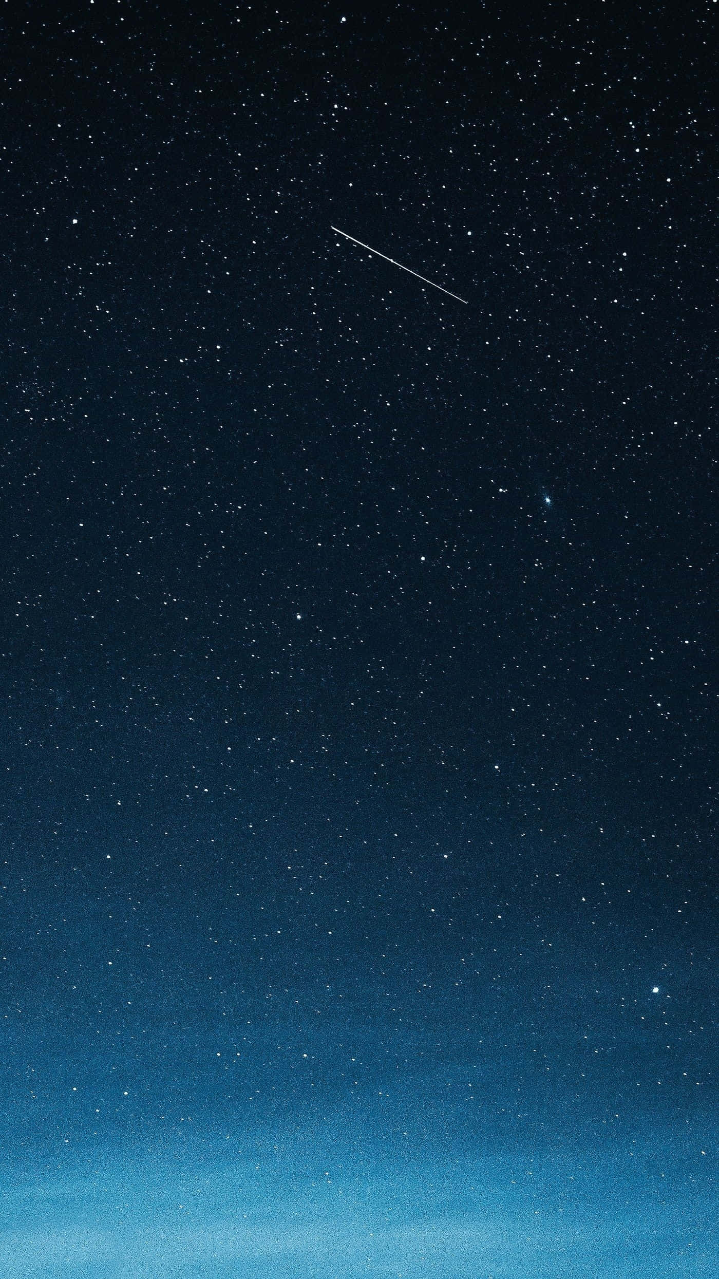 Stars 桌布 壁紙 — 一片寧靜的夜空，充滿了無數的星星，還有一顆明亮的流星劃過深藍色的廣闊天際。