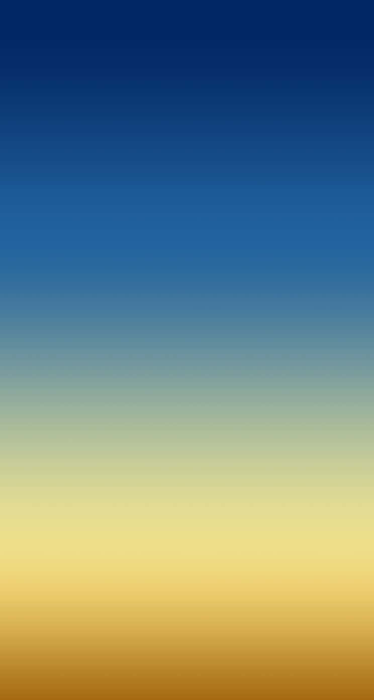 Yellow Gradient 桌布 壁紙 — 一片寧靜的漸變天空，從深藍色過渡到溫暖的金黃色。