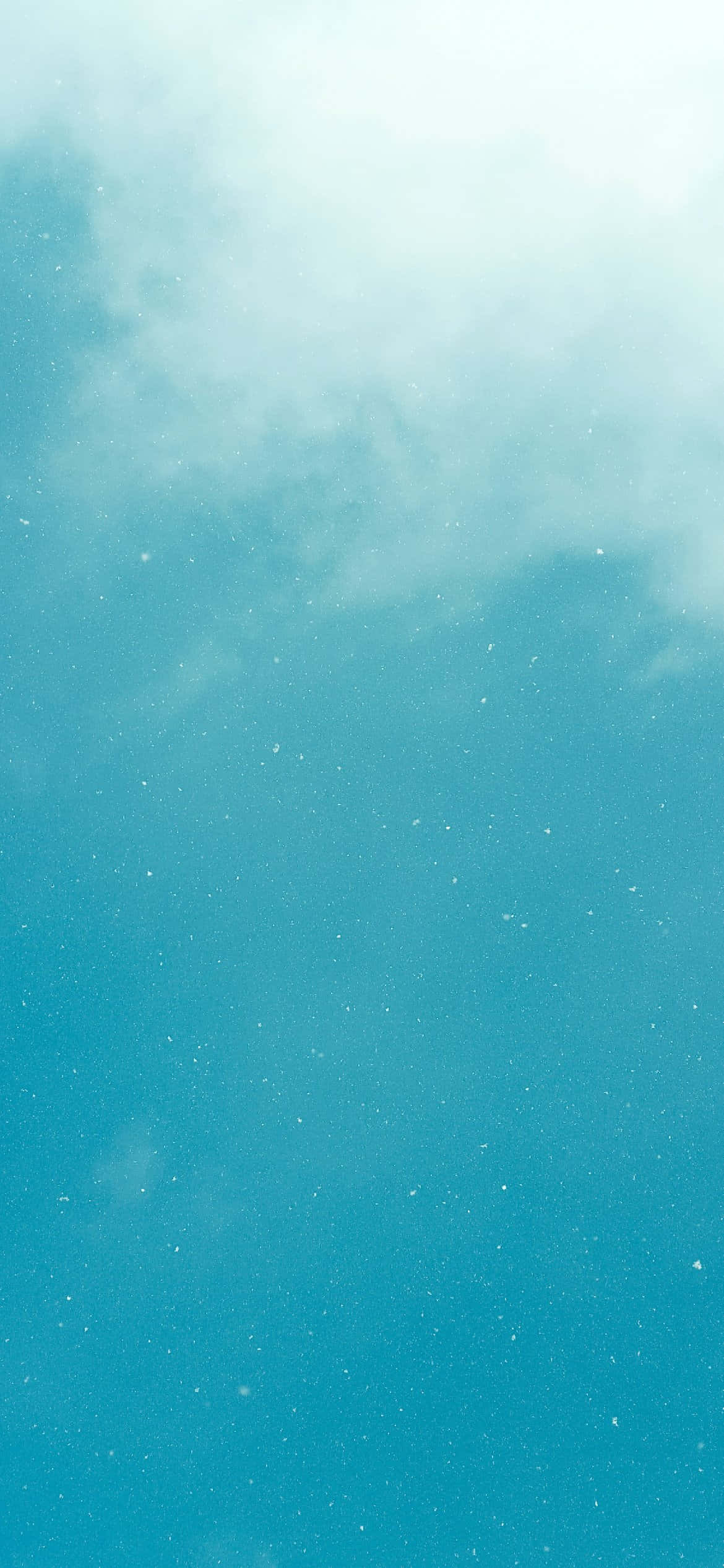 雲朵 桌布 壁紙 — 一片寧靜的綠松石藍色天空漸變，帶有柔軟的白雲和微妙的亮點。