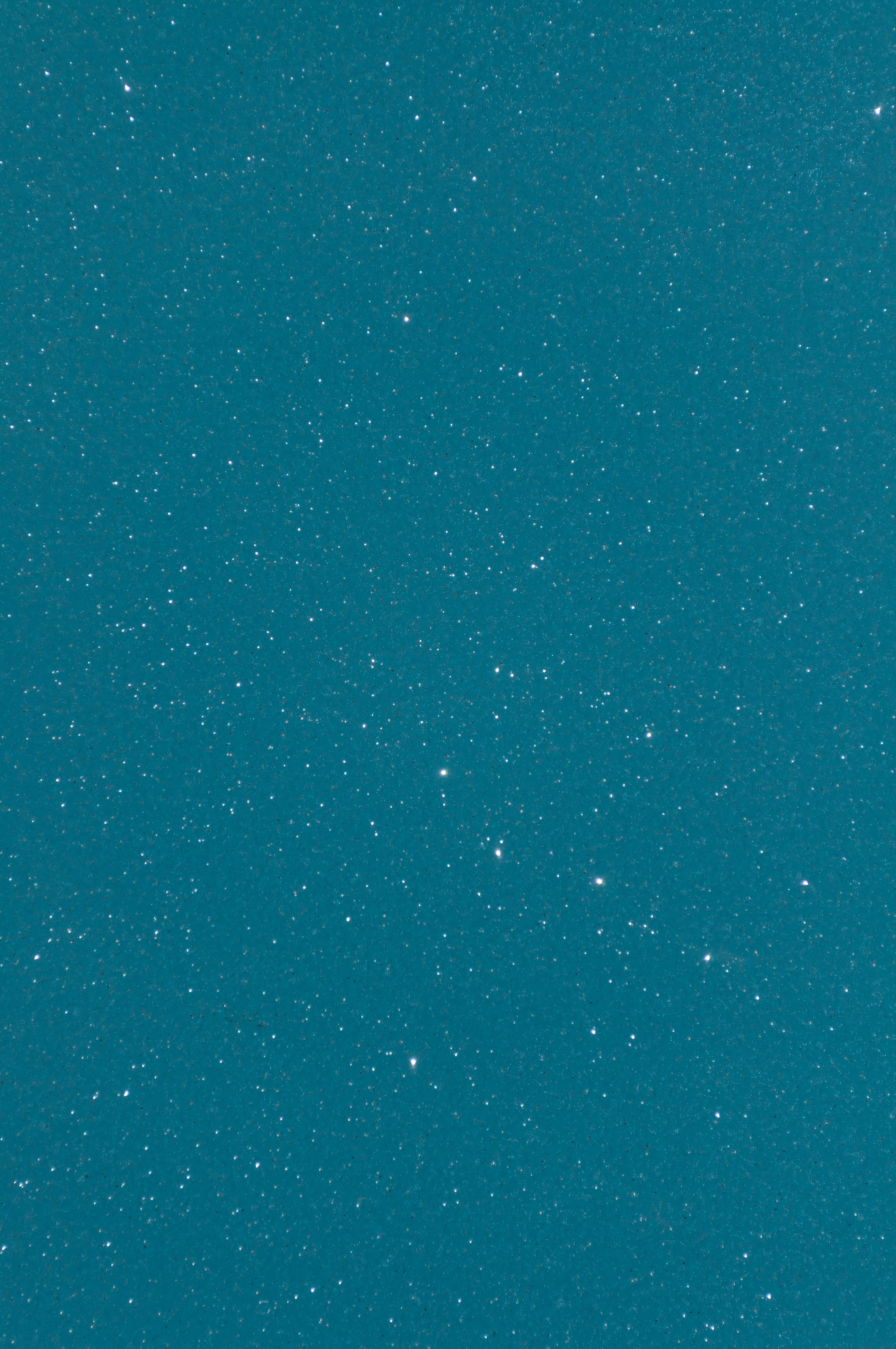 閃爍 桌布 壁紙 — 一片寧靜的藍綠色夜空，點綴著無數閃爍的星星，營造出平靜的宇宙場景。