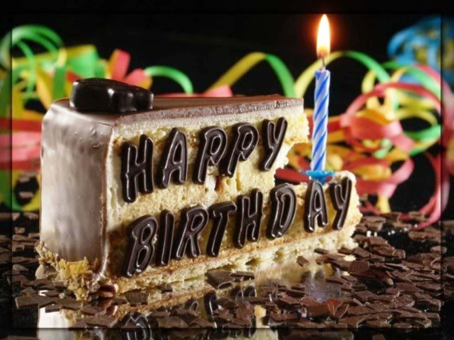 生日快樂 桌布 壁紙 — 一片巧克力蛋糕，上面有巧克力字寫著「HAPPY BIRTHDAY」，並有一根點燃的蠟燭，周圍環繞著彩色紙條。