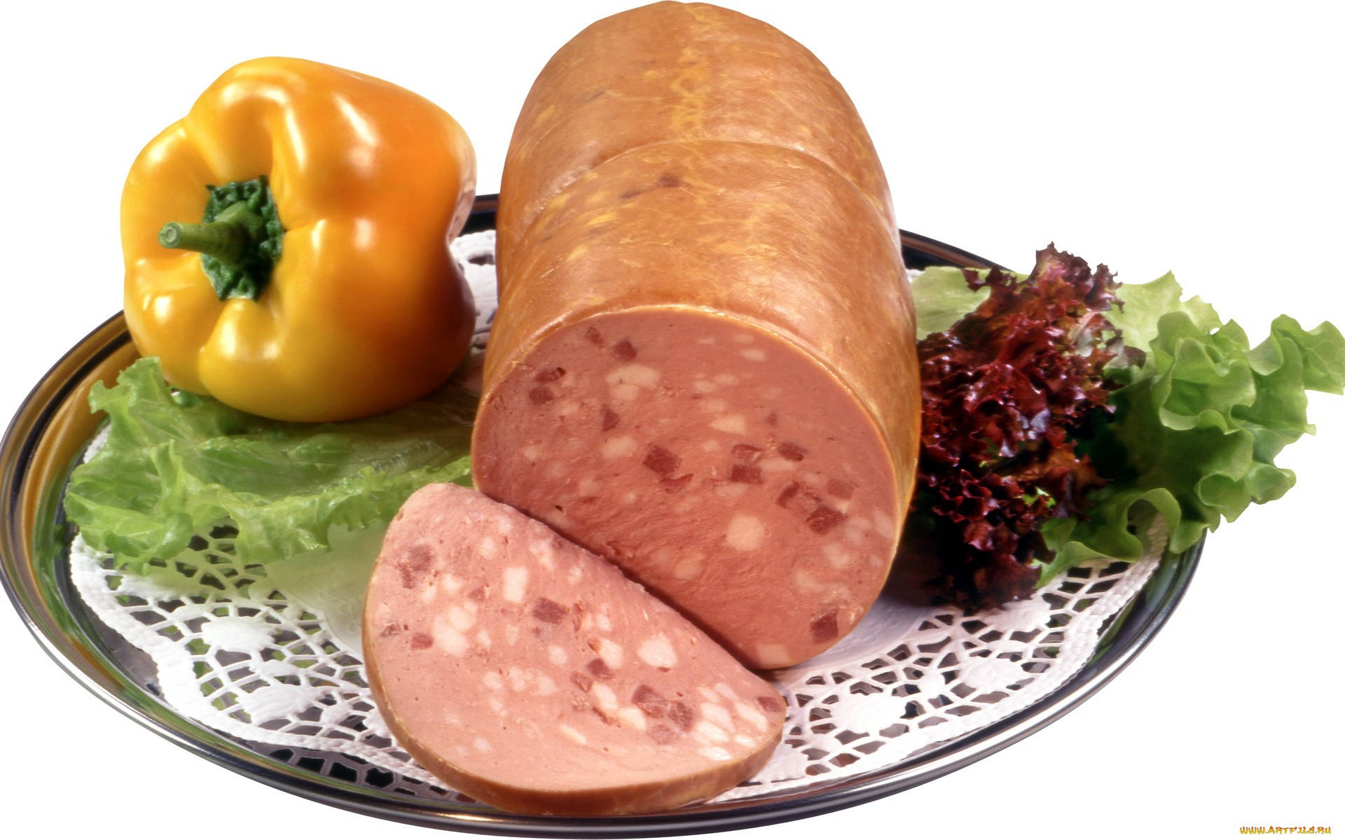 meat 桌布 壁紙 — 一片帶有明顯脂肪紋理的切片香腸放在蕾絲墊上，旁邊是黃色甜椒和混合蔬菜，盛在盤中。