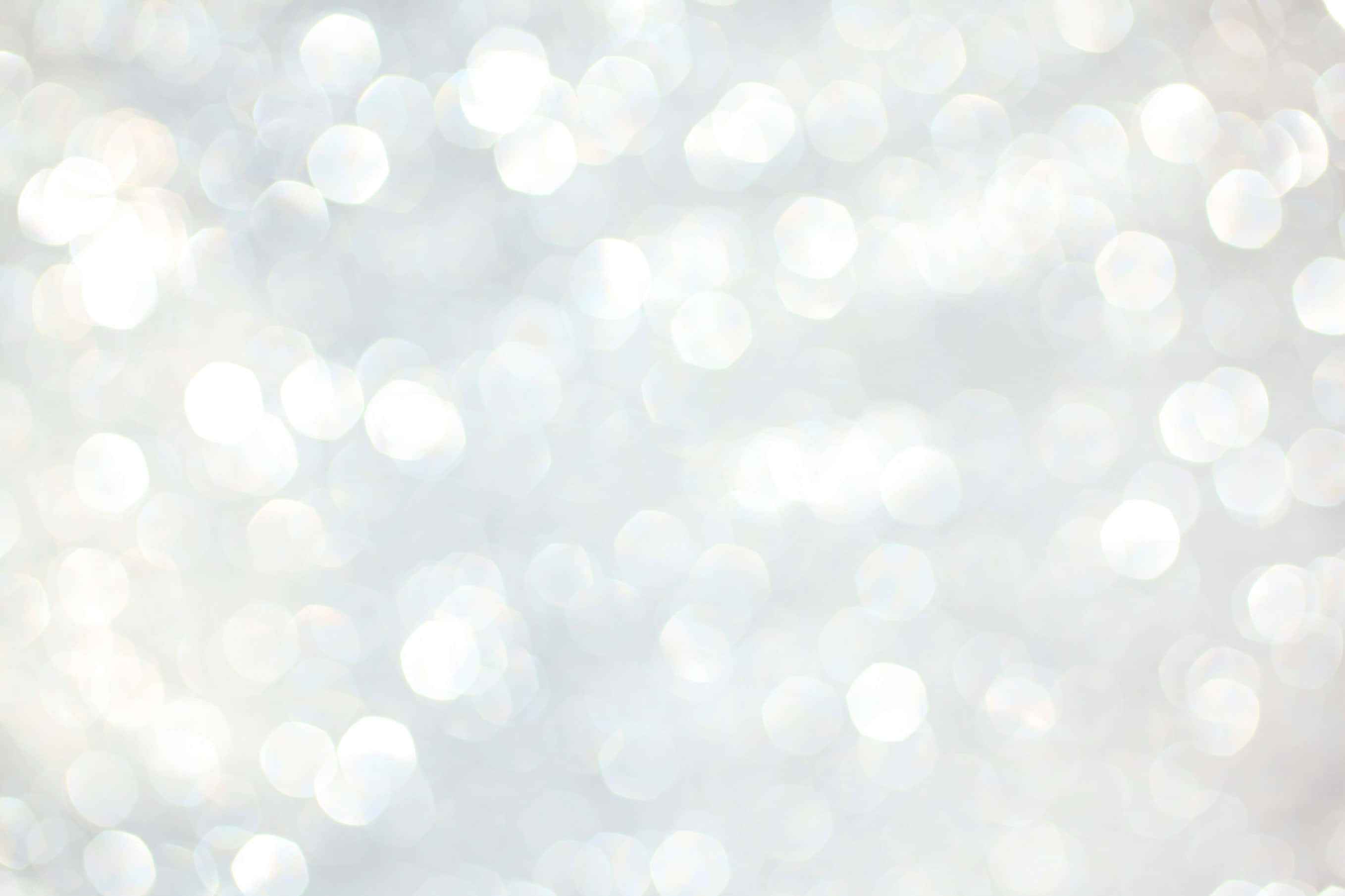 White Glitter 桌布 壁紙 — 一片柔和發光的白色散景燈光，營造出夢幻而空靈的抽象背景。