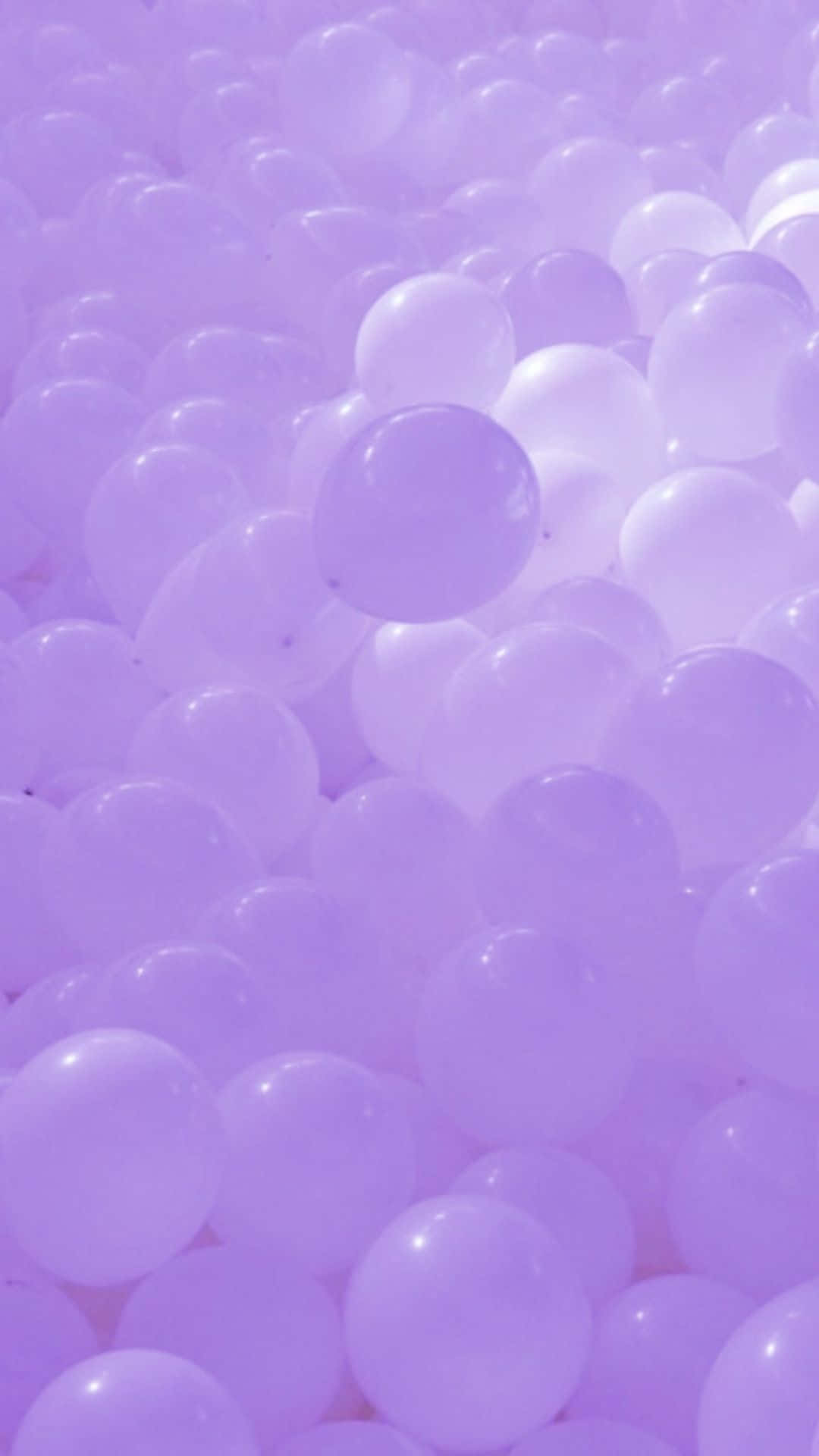 Lavender 桌布 壁紙 — 一片柔和的薰衣草色和白色氣球海，以柔和的曲線和細膩的高光填滿畫面。
