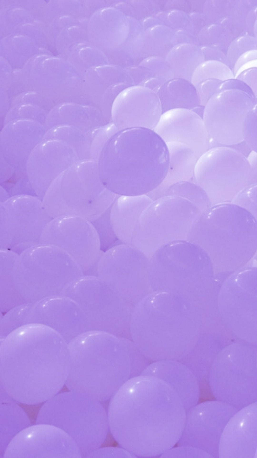 Balloons 桌布 壁紙 — 一片柔和的薰衣草色和白色氣球海洋，以溫柔的曲線和細膩的高光填滿畫面。