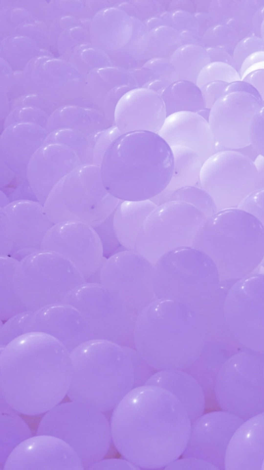 Lock Screen iPhone 桌布 壁紙 — 一片柔和的薰衣草色和白色氣球海洋，以溫柔的曲線和細膩的高光填滿畫面。