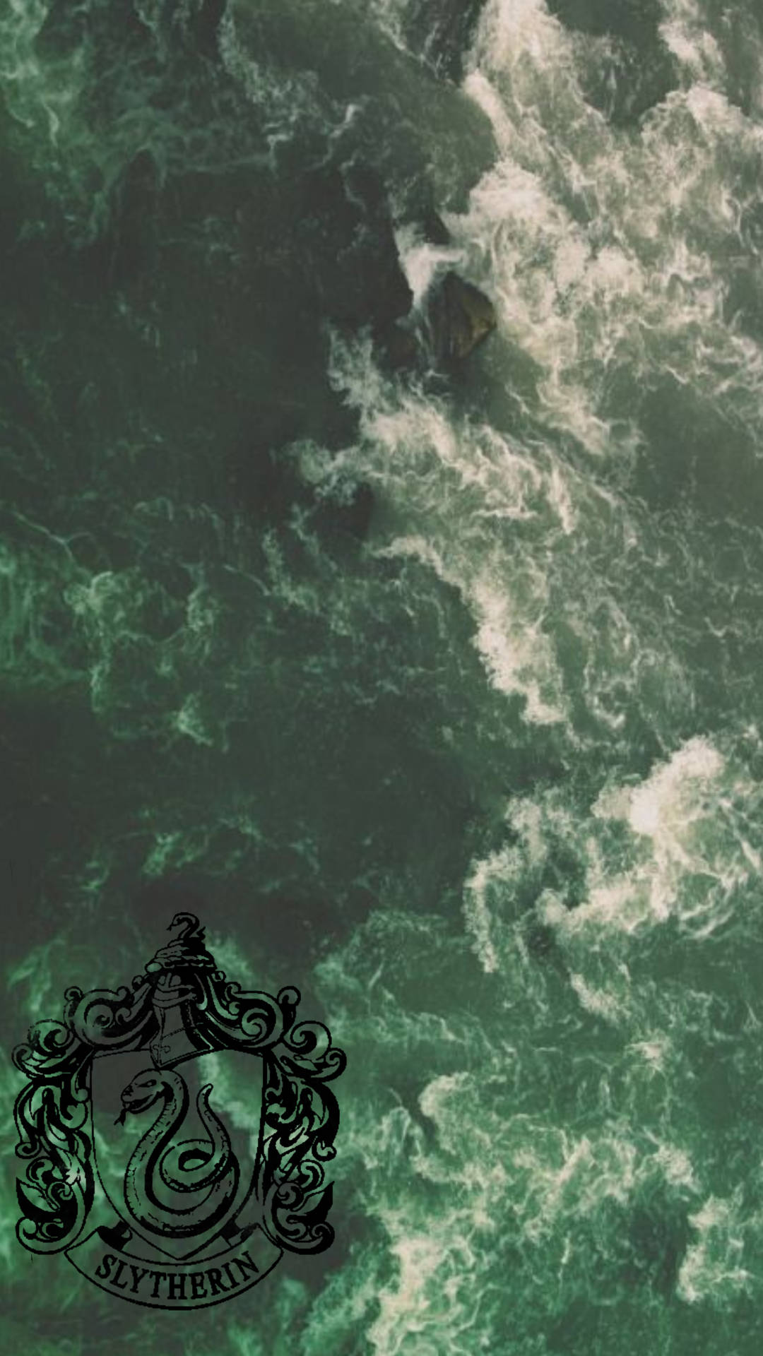 Slytherin Aesthetic 桌布 壁紙 — 一片洶湧的綠色海洋帶著白色泡沫，在史萊哲林學院徽章下衝擊著黑色岩石。