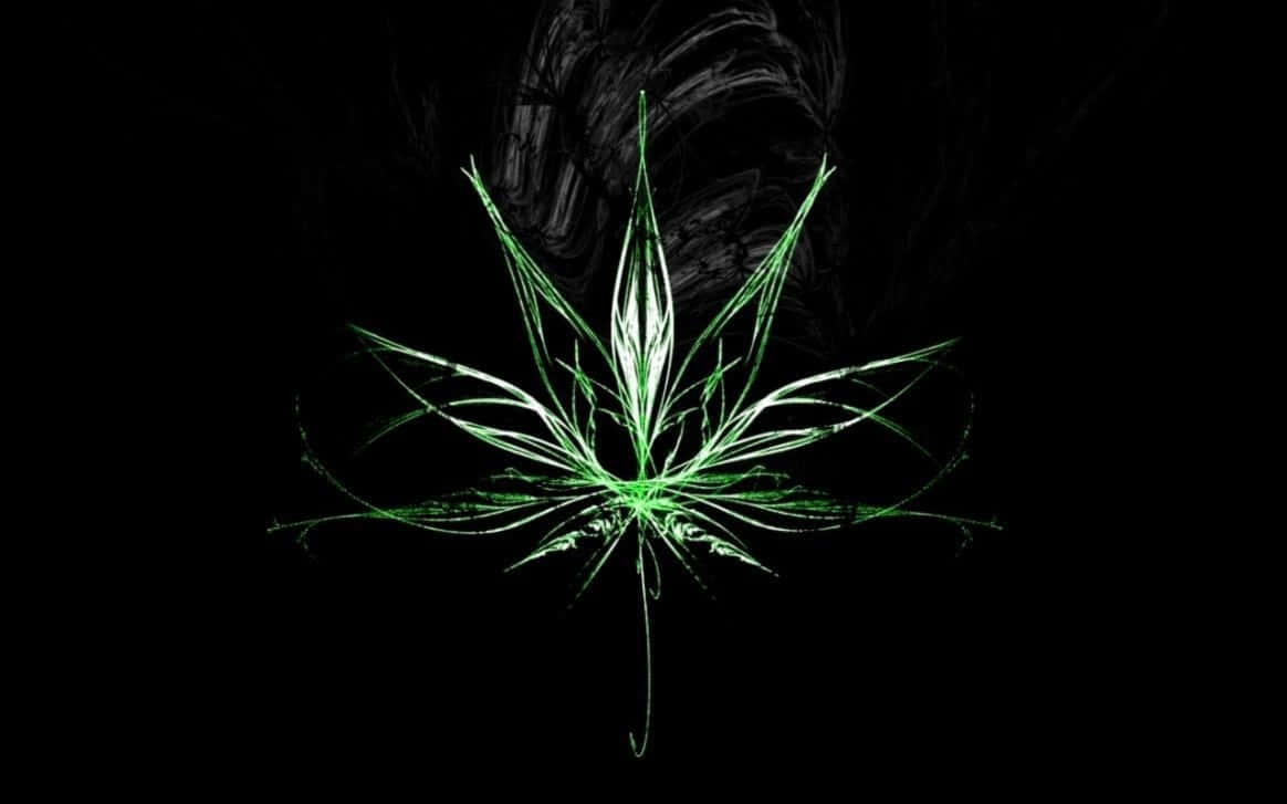 Weed Leaf 桌布 壁紙 — 一片發光的綠色大麻葉在黑暗煙霧背景中散發著電能。