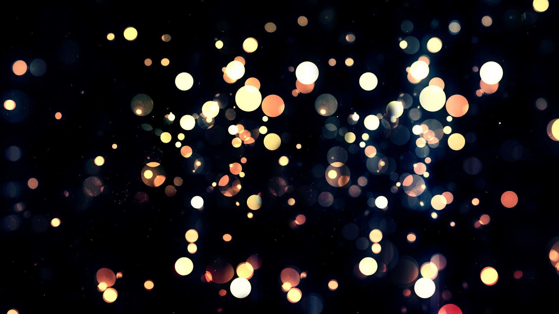 lights 桌布 壁紙 — 一片發光的金色和白色散景燈光在深黑色背景上漂浮，如同漂浮的星星。