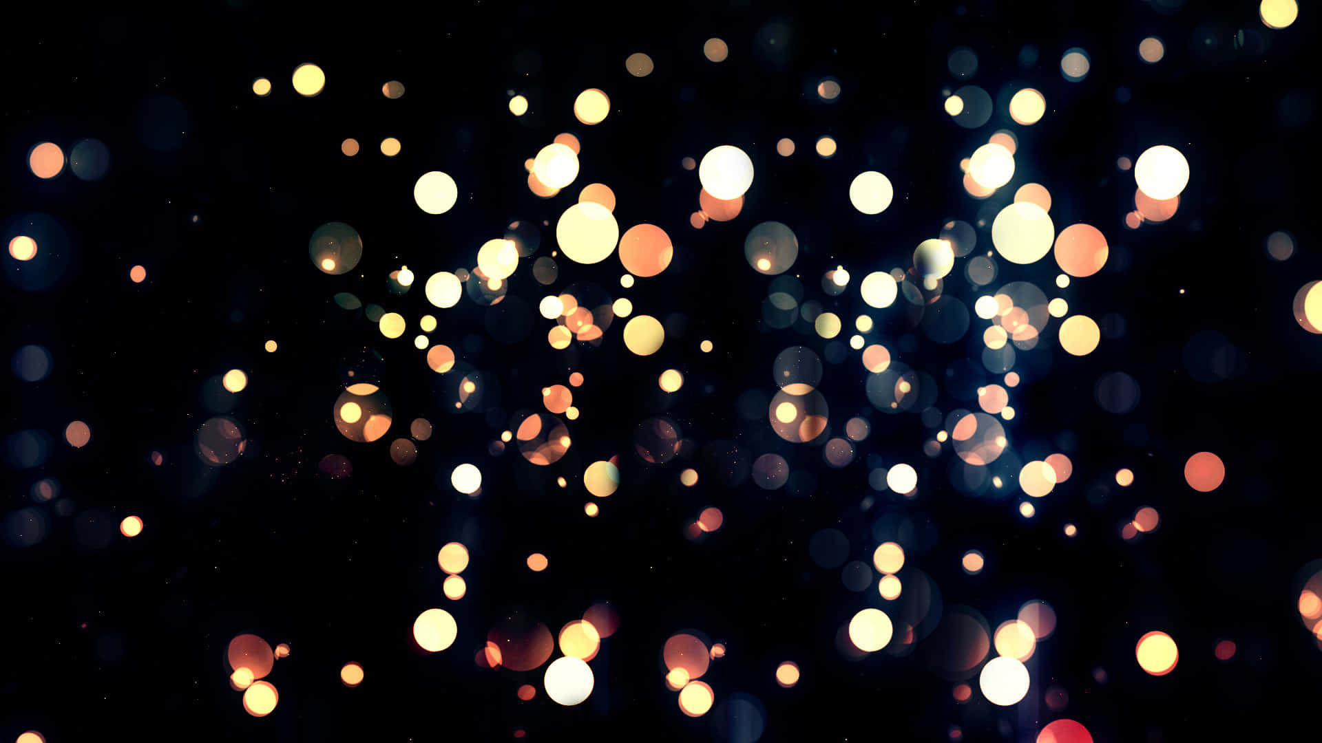 lights 桌布 壁紙 — 一片發光的金色和白色散景燈光漂浮在深黑色背景上。