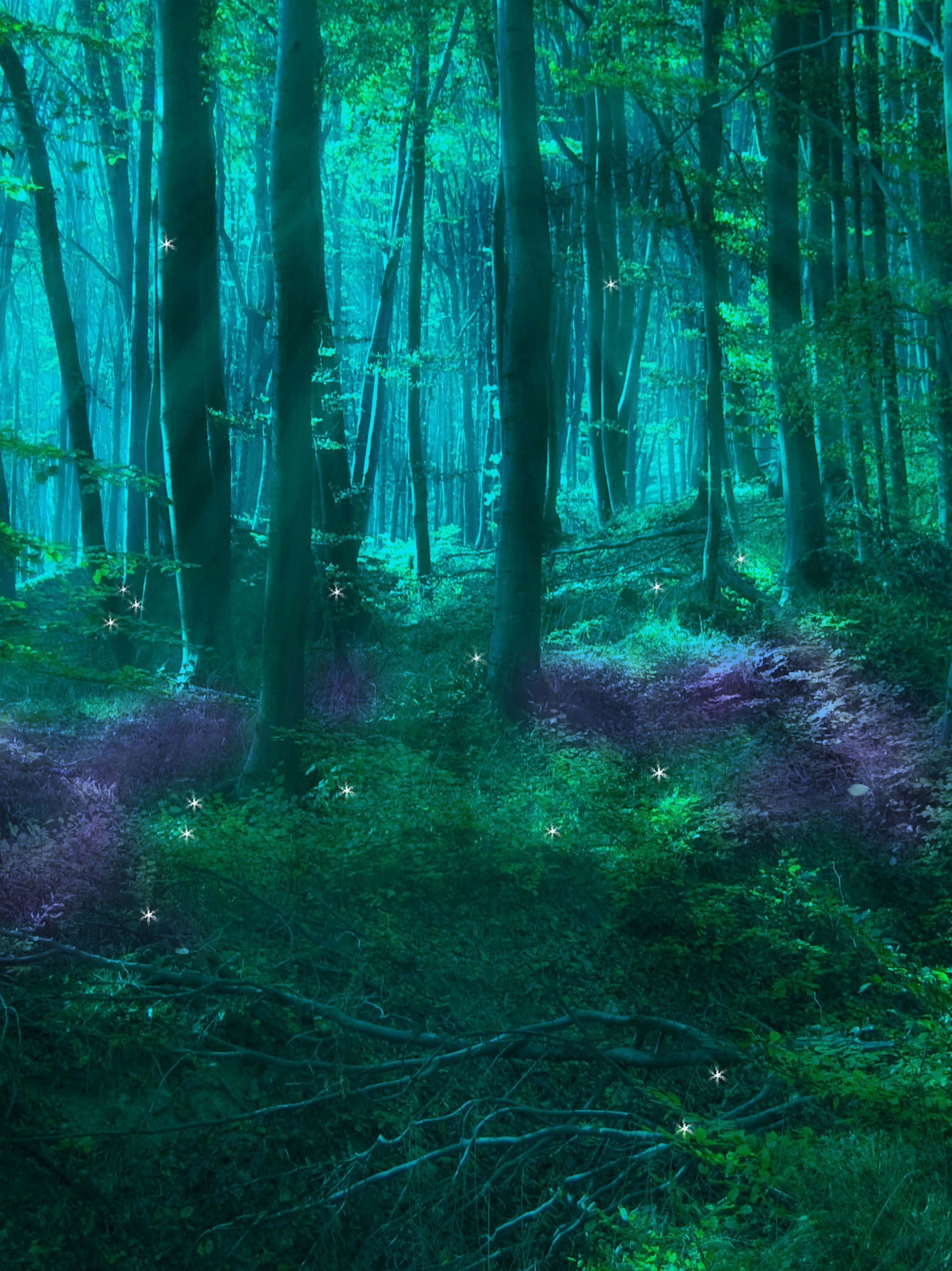 Fairy Forest 桌布 壁紙 — 一片神秘的森林沐浴在發光的青綠色光芒中，閃爍的粒子飄過高大的樹木和紫色的苔蘚。