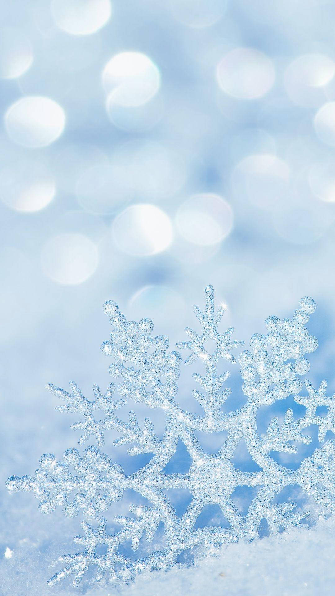 Telegram 桌布 壁紙 — 一片精緻複雜的雪花在柔和的藍色散景背景下閃爍著清晰的焦點。
