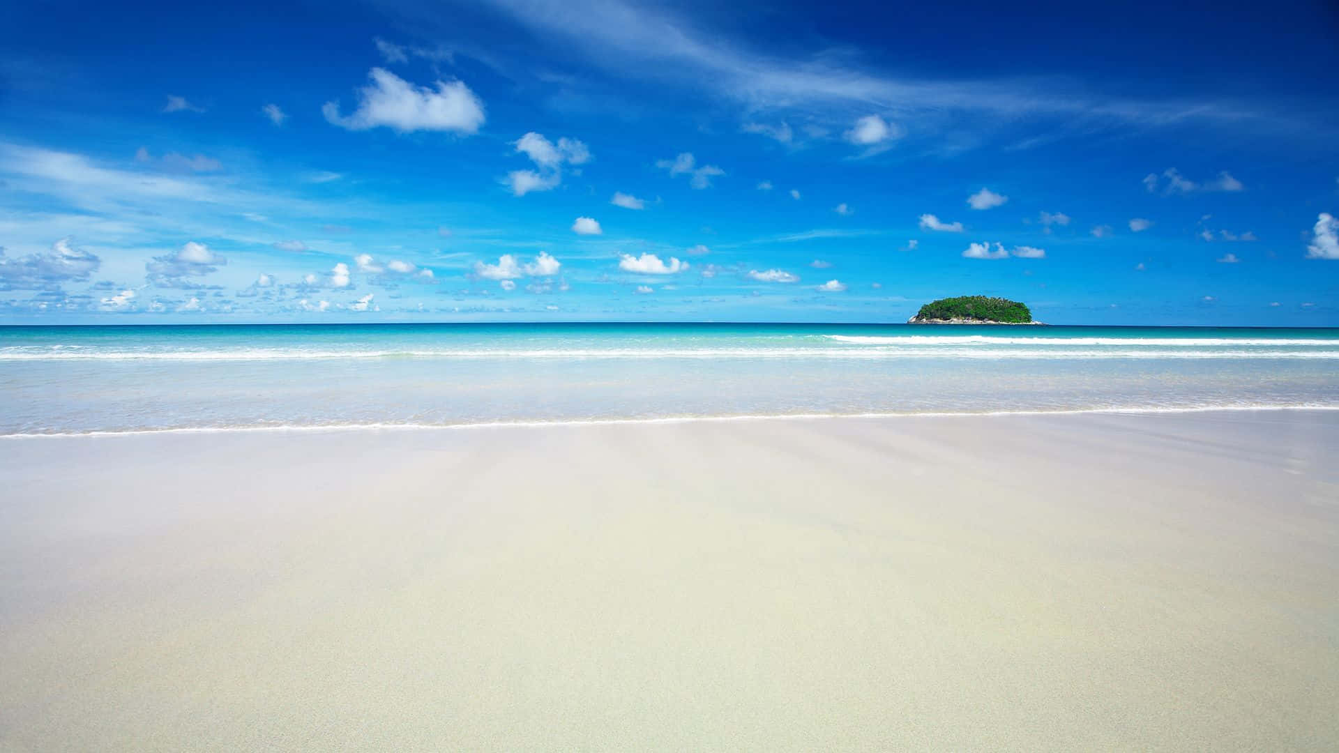 風景 桌布 壁紙 — 一片純淨的白色沙灘延伸至碧綠的海水，上方是湛藍的天空，點綴著蓬鬆的白雲和遠處的綠色島嶼。