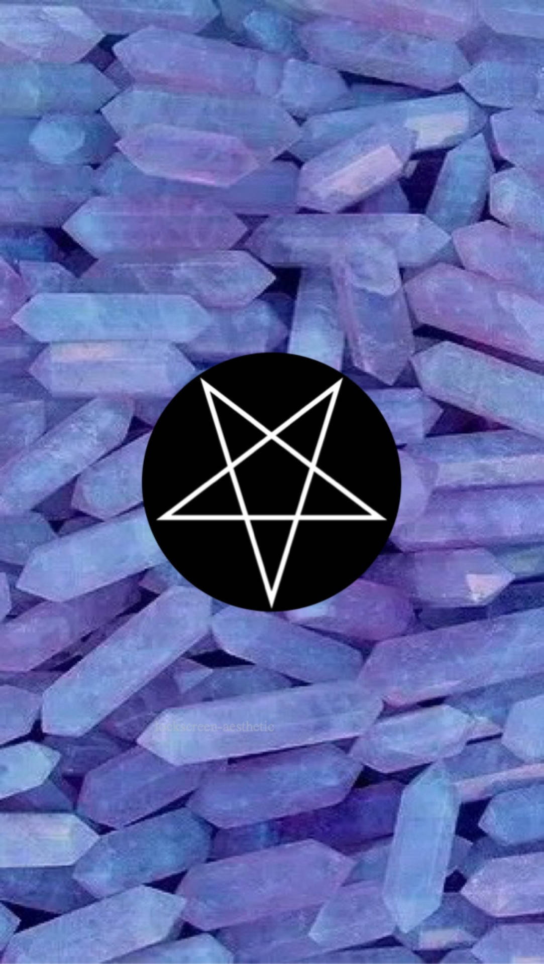 Pentagram 桌布 壁紙 — 一片紫色紫水晶晶體，前景中央有一個黑色圓圈，內含白色五角星。