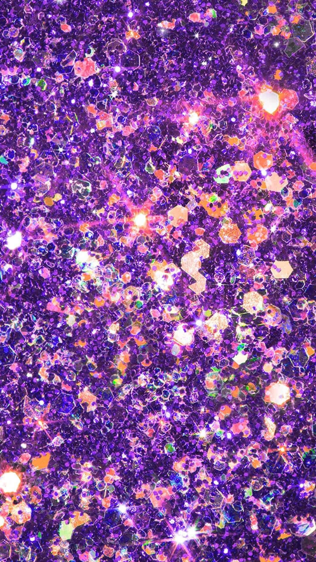 Purple Glitter 桌布 壁紙 — 一片耀眼的紫色亮粉場地，帶有閃爍的橙色和粉紅色亮點，捕捉光線。