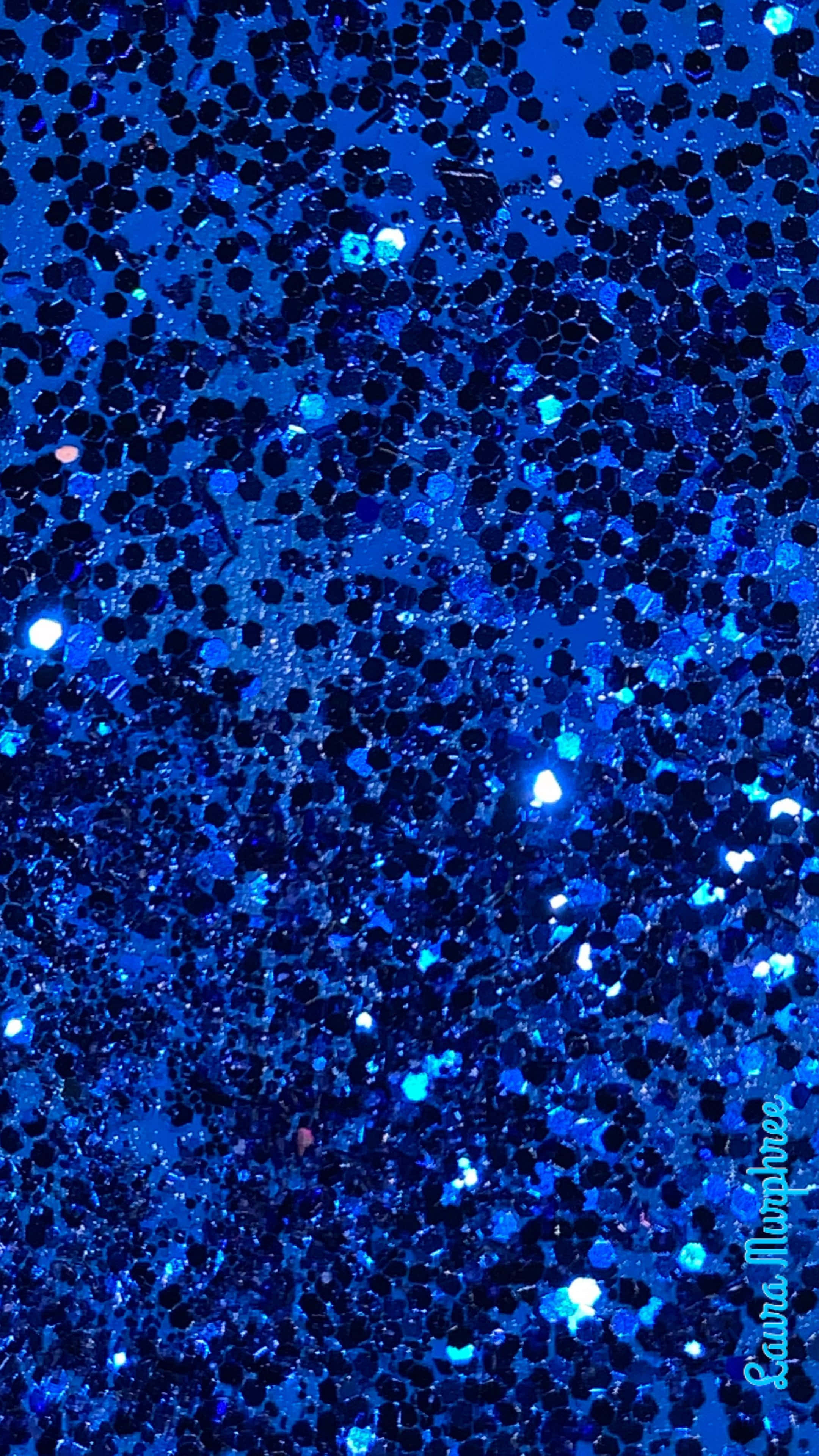 Blue Sparkle 桌布 壁紙 — 一片耀眼的電光藍色閃粉粒子，在深藍色背景上閃爍著明亮的高光。