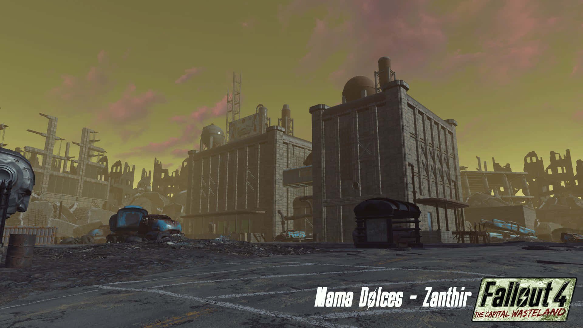 Fallout 4 The Capital Wasteland 桌布 壁紙 — 一片荒涼的末日後廢墟，有搖搖欲墜的建築物和廢棄車輛，籠罩在朦朧的橙色天空下。