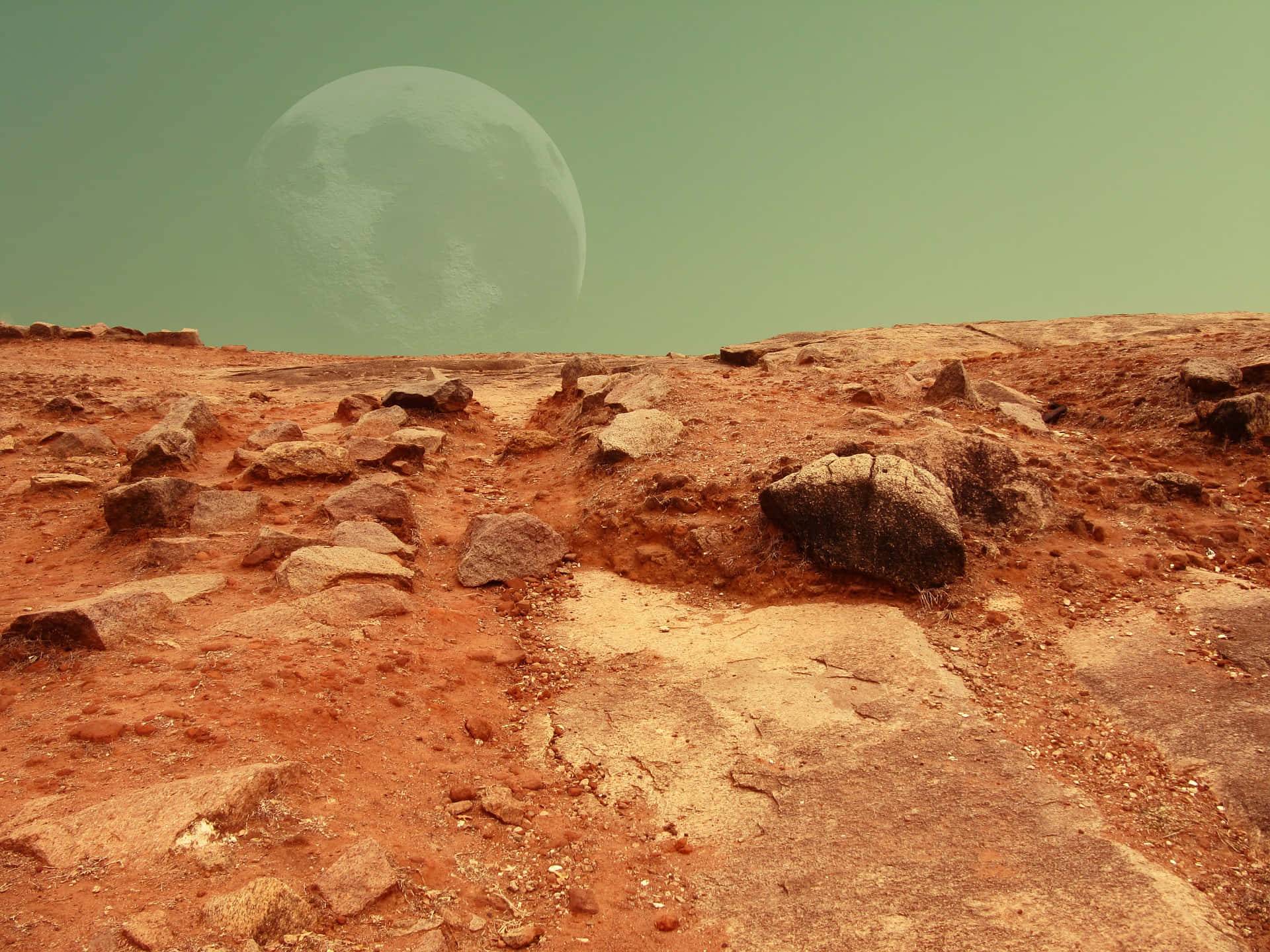 Mars Surface 桌布 壁紙 — 一片荒蕪的紅色岩石景觀，籠罩在朦朧的綠色天空下，一輪巨大的蒼白月亮懸掛在上方。