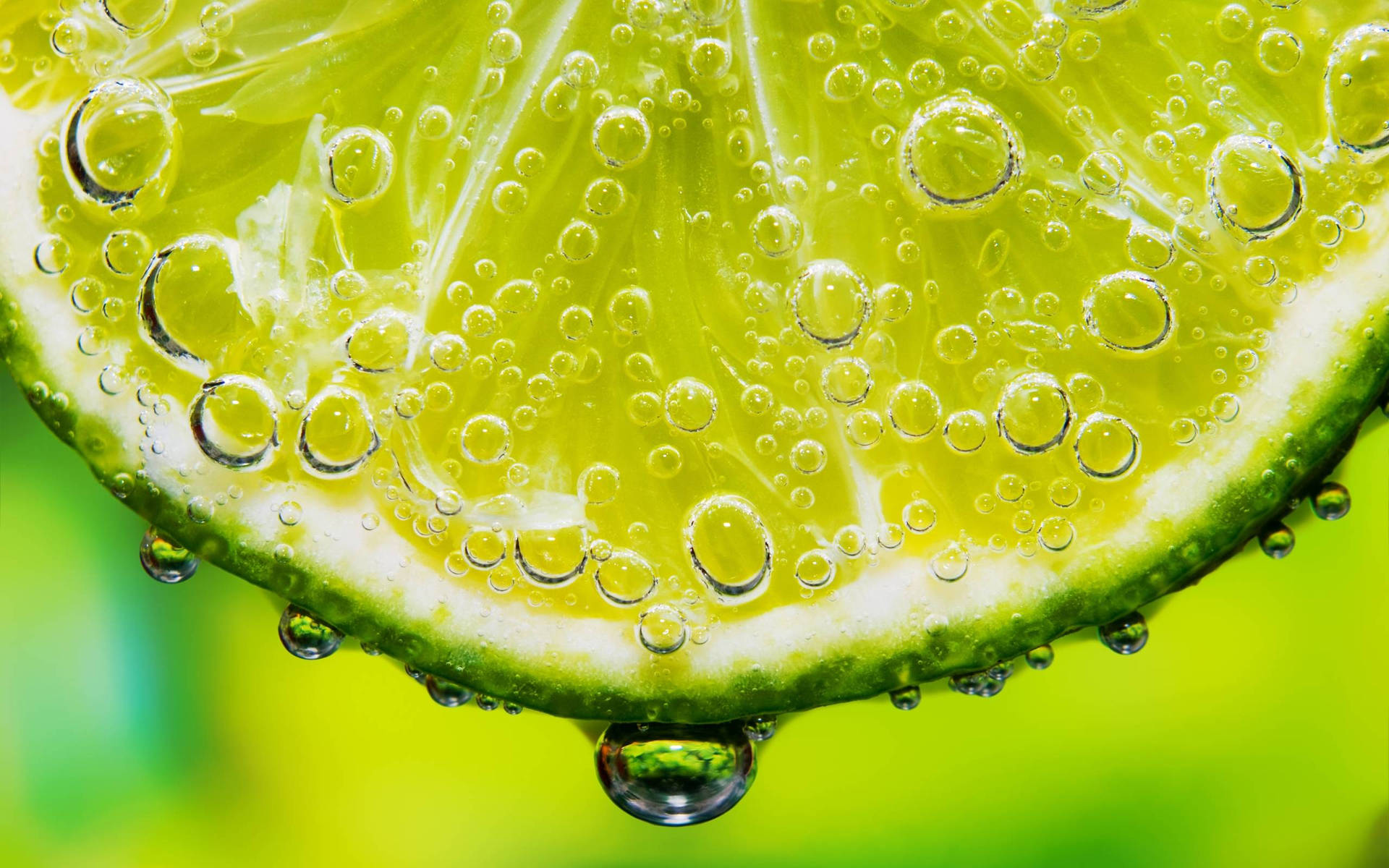 一片多汁的萊姆，帶有氣泡和水滴。 — Juice Wrld 壁紙