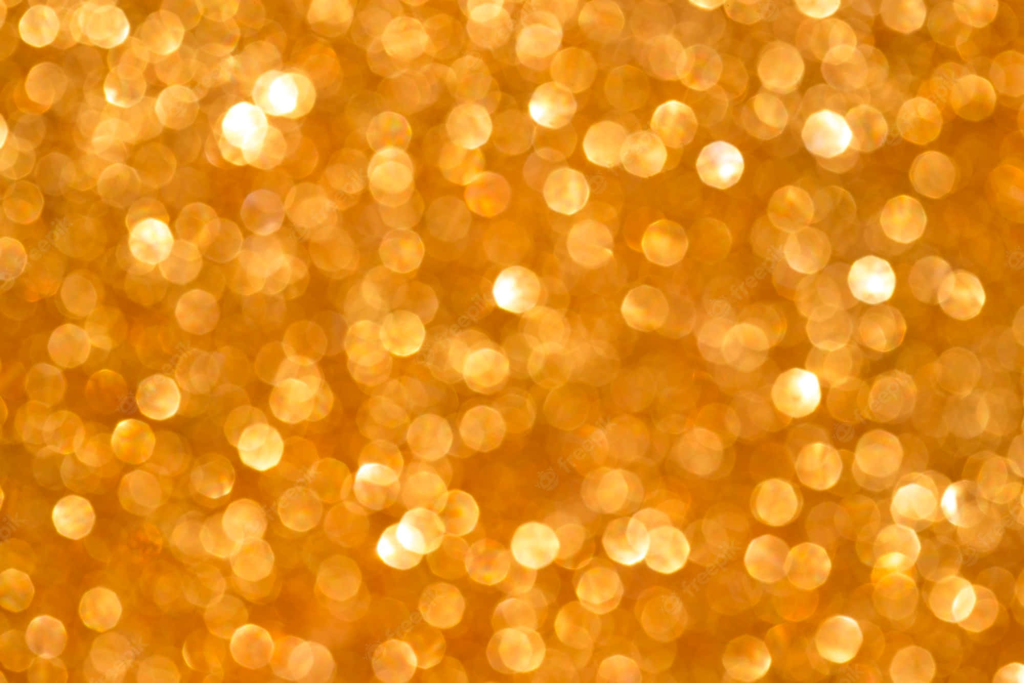 Yellow Glitter 桌布 壁紙 — 一片閃爍的金色散景燈光，以柔和發光的圓圈營造出溫暖燦爛的背景。