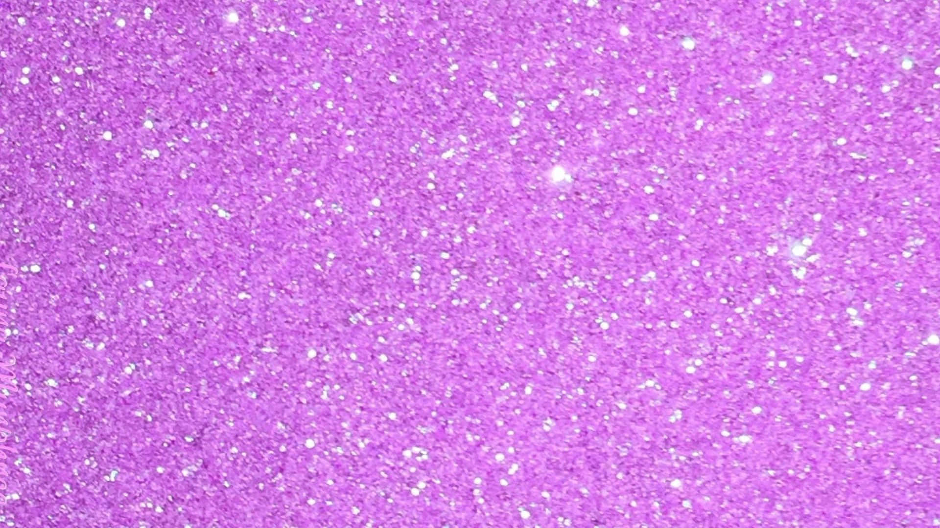High Resolution Glitter 桌布 壁紙 — 一片閃爍的鮮豔紫色亮粉場地，散落著捕捉光線的白色閃光。