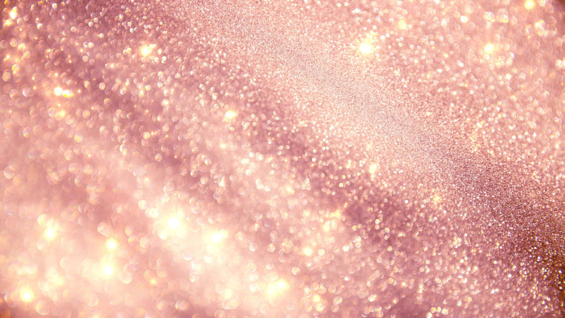 Pink Sparkles 桌布 壁紙 — 一片閃耀的柔和粉紅閃粉粒子，伴隨著金色散景光點，在輕柔的動態中閃爍。
