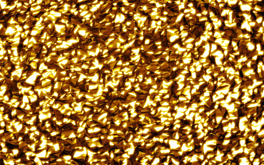 Shiny Gold 桌布 壁紙 — 一片閃耀的金色幾何碎片在黑暗陰影中閃爍著溫暖的光芒。