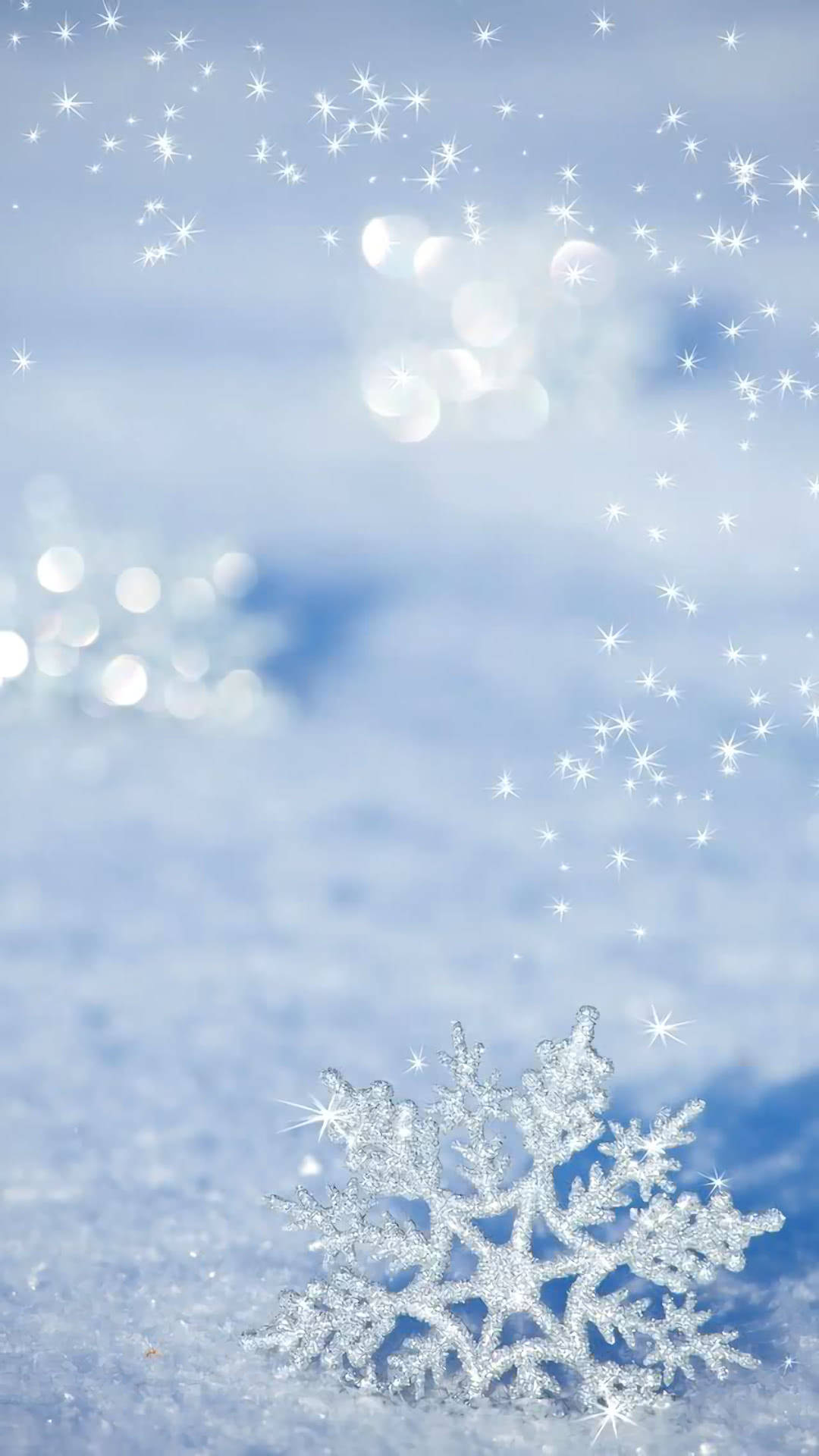 Snowflake iPhone 桌布 壁紙 — 一片閃閃發光的雪花落在雪地上，在柔和的藍天下，有閃爍的星星和散景燈光。