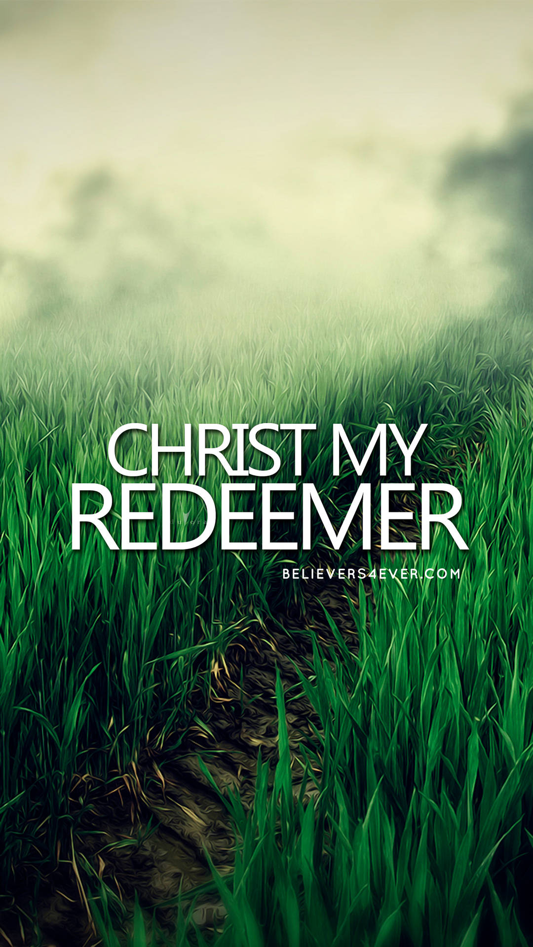 綠色草地田野，帶有文字 Christ My Redeemer，用於靈性激勵。