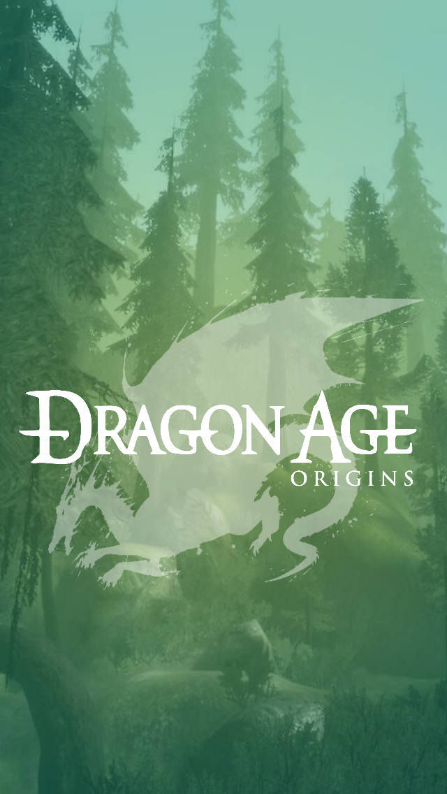 Dragon Age 桌布 壁紙 — 一片霧氣瀰漫的高大松樹林，帶有幽靈般的龍形剪影和白色的「Dragon Age Origins」標題。