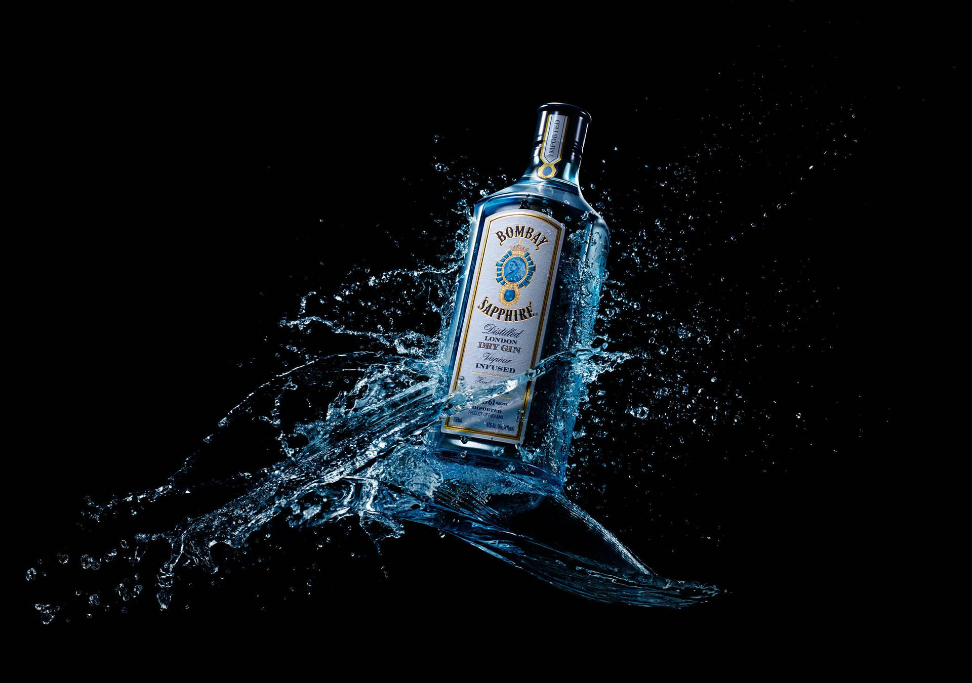  壁紙 — 一瓶 Bombay Sapphire 琴酒懸浮在半空中，被動態的藍色水花圍繞，背景為黑色。