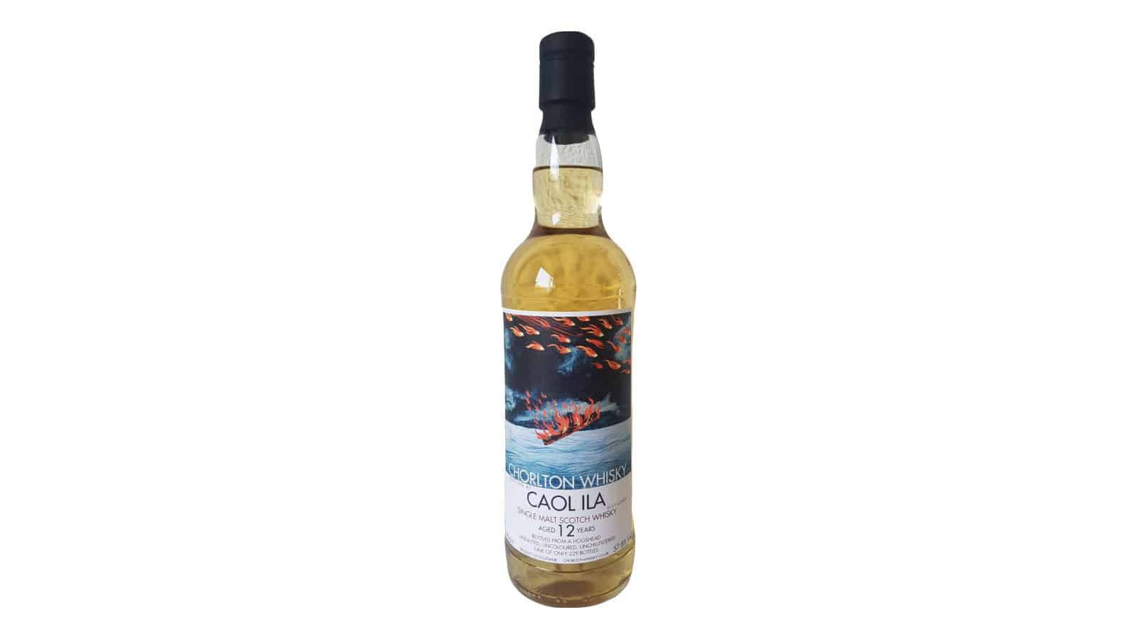 alcohol 桌布 壁紙 — 一瓶 Caol Ila 12 年單一麥芽蘇格蘭威士忌，標籤上描繪著火熱的橙色魚在深色背景的藍色波浪上游動。