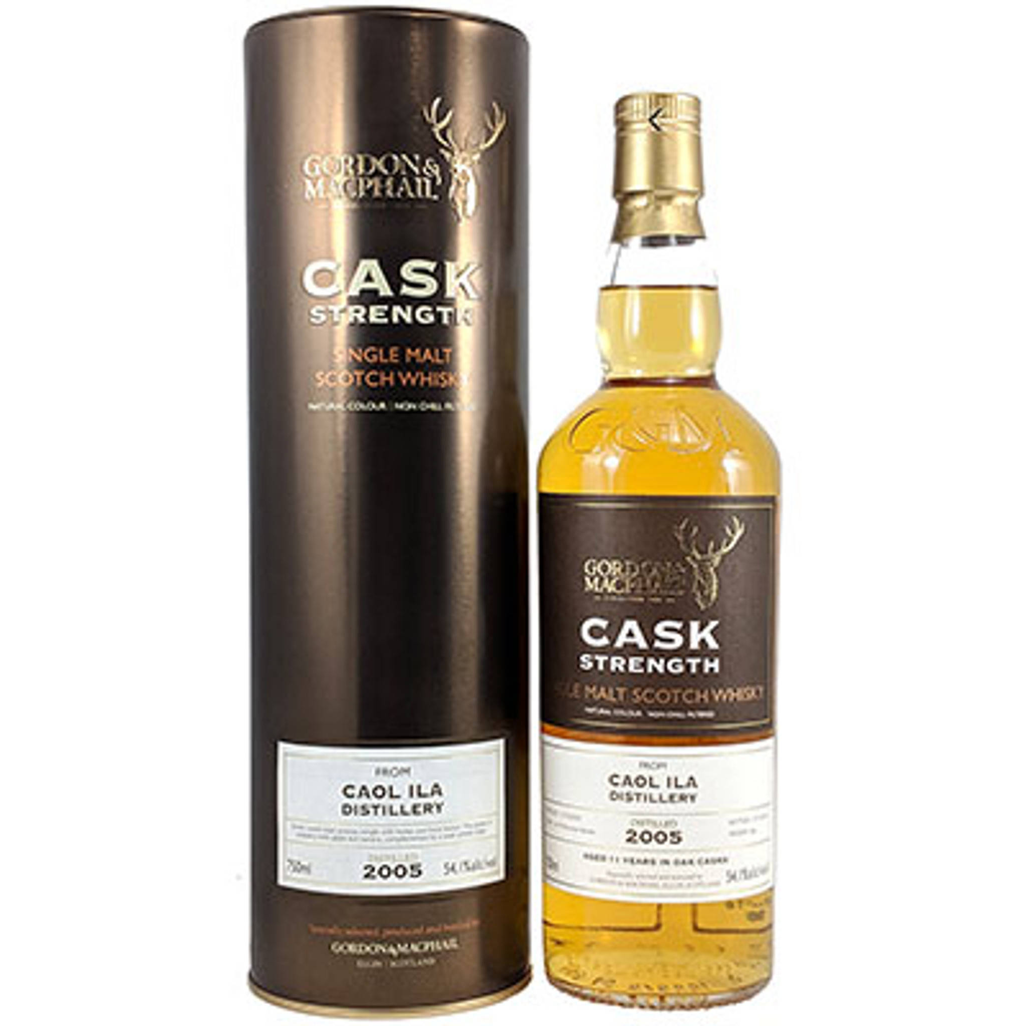 alcohol 桌布 壁紙 — 一瓶 Caol Ila 2005 單一麥芽蘇格蘭威士忌及其圓柱形棕色包裝並排放在白色背景前。