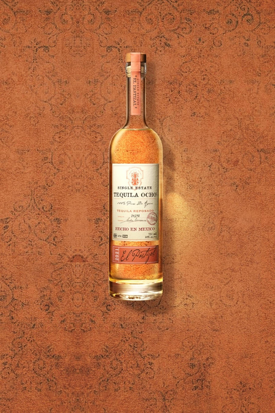 bottle 桌布 壁紙 — 一瓶 El Patrón Tequila Ocho 靠在帶有紋理的陶土背景上，搭配溫暖的燈光。