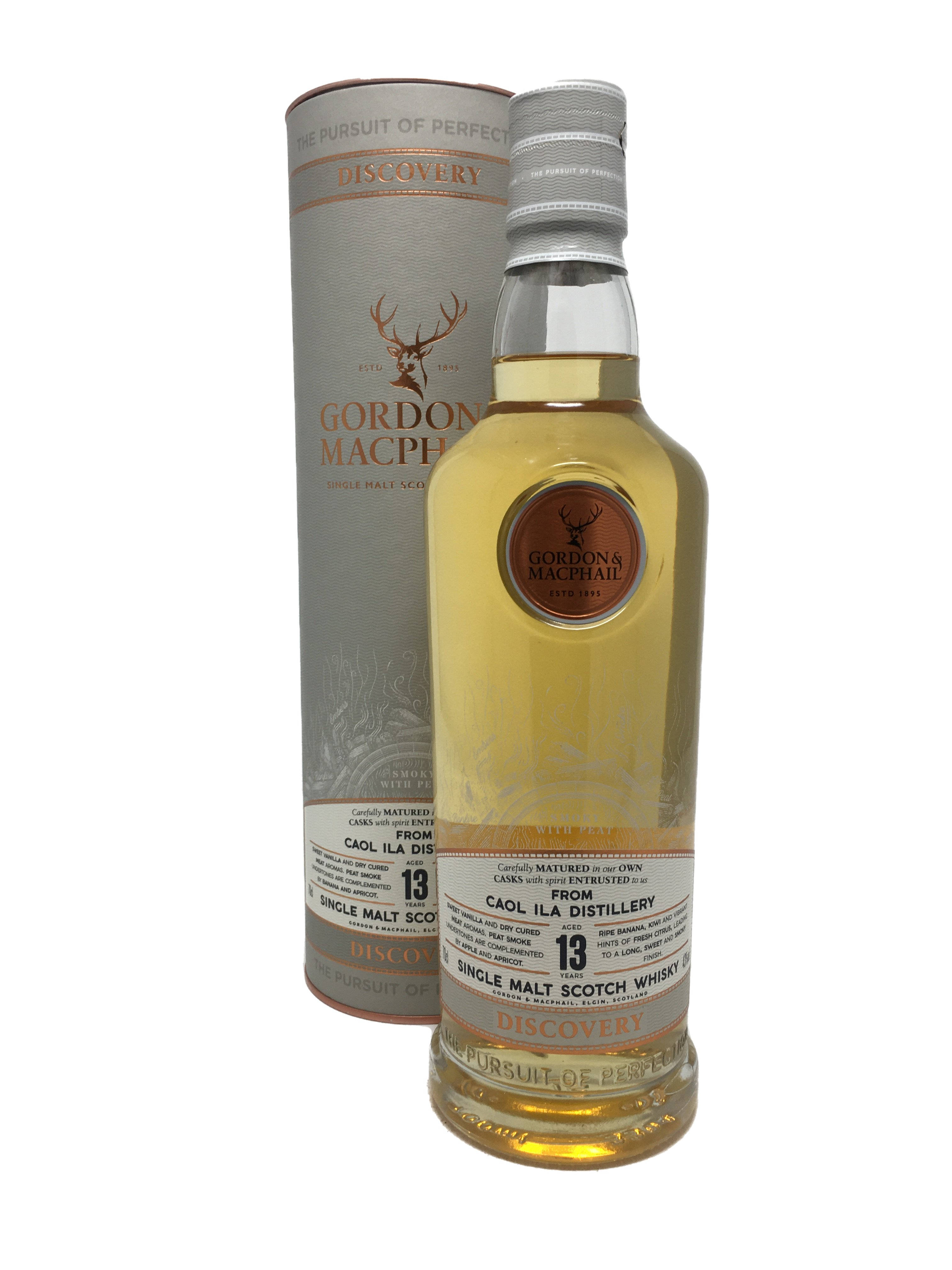 alcohol 桌布 壁紙 — 一瓶 Gordon & MacPhail Caol Ila 13 Year Old 單一麥芽蘇格蘭威士忌，旁邊是其圓柱形展示管，背景為純白色。