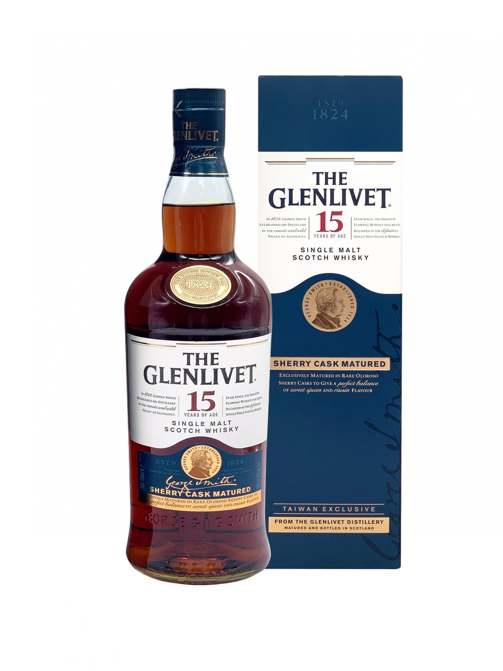 飲料 桌布 壁紙 — 一瓶 The Glenlivet 15 Year Old Sherry Cask Matured 單一麥芽蘇格蘭威士忌，旁邊放著其藍白相間的盒子，背景為純白色。