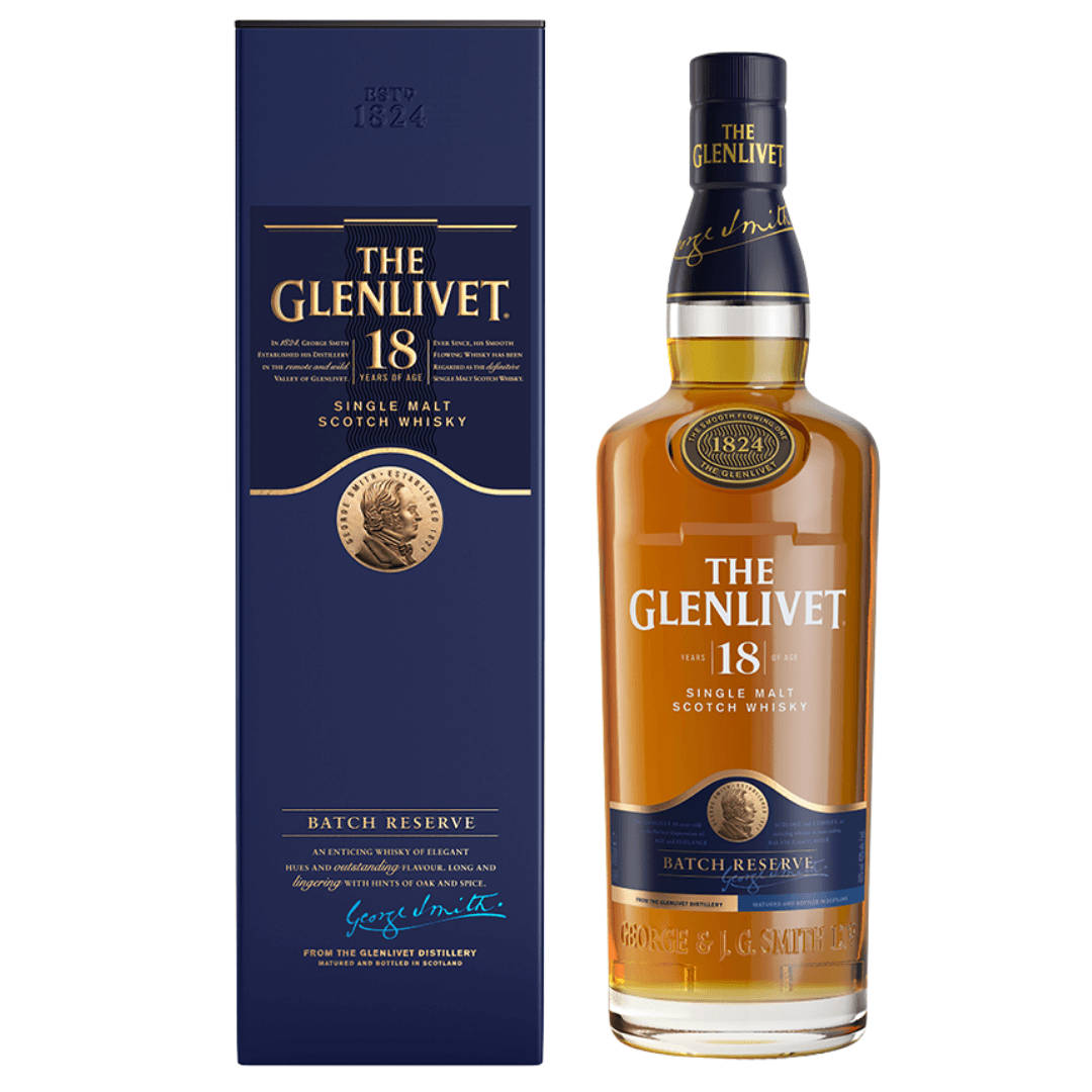 飲料 桌布 壁紙 — 一瓶 The Glenlivet 18 年單一麥芽蘇格蘭威士忌，旁邊是其優雅的海軍藍色盒子，帶有金色點綴。