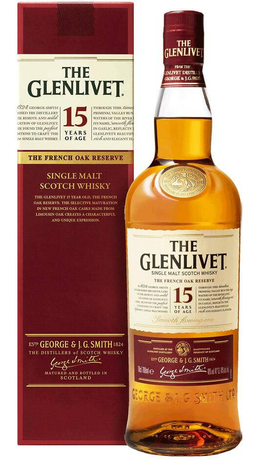 Drink 桌布 壁紙 — 一瓶 The Glenlivet 15 年單一麥芽蘇格蘭威士忌，搭配栗色盒子，展現金黃琥珀色液體與優雅字體。
