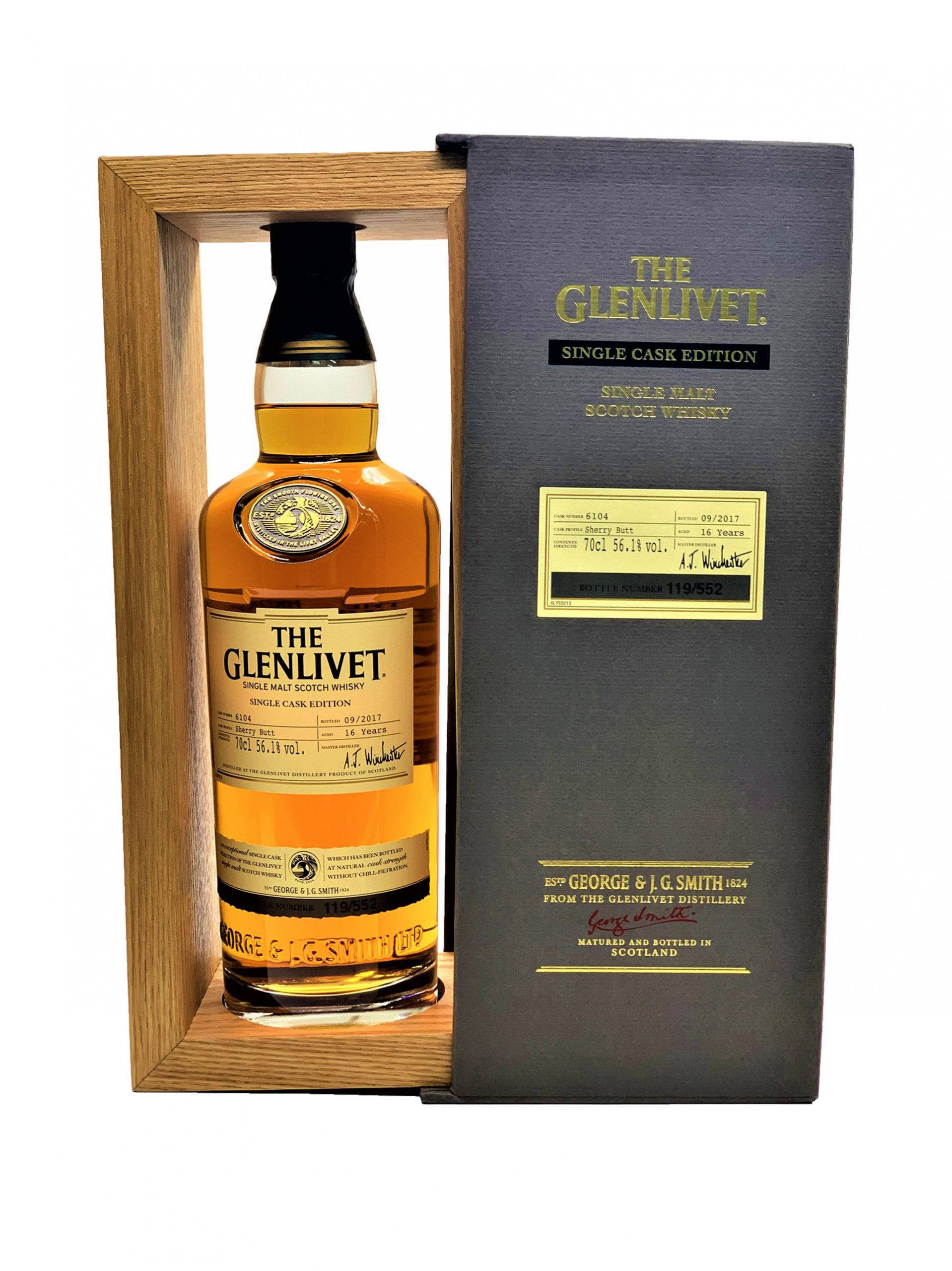 飲料 桌布 壁紙 — 一瓶 The Glenlivet Single Cask Edition 威士忌放在木製展示盒中，旁邊是其深灰色禮盒。
