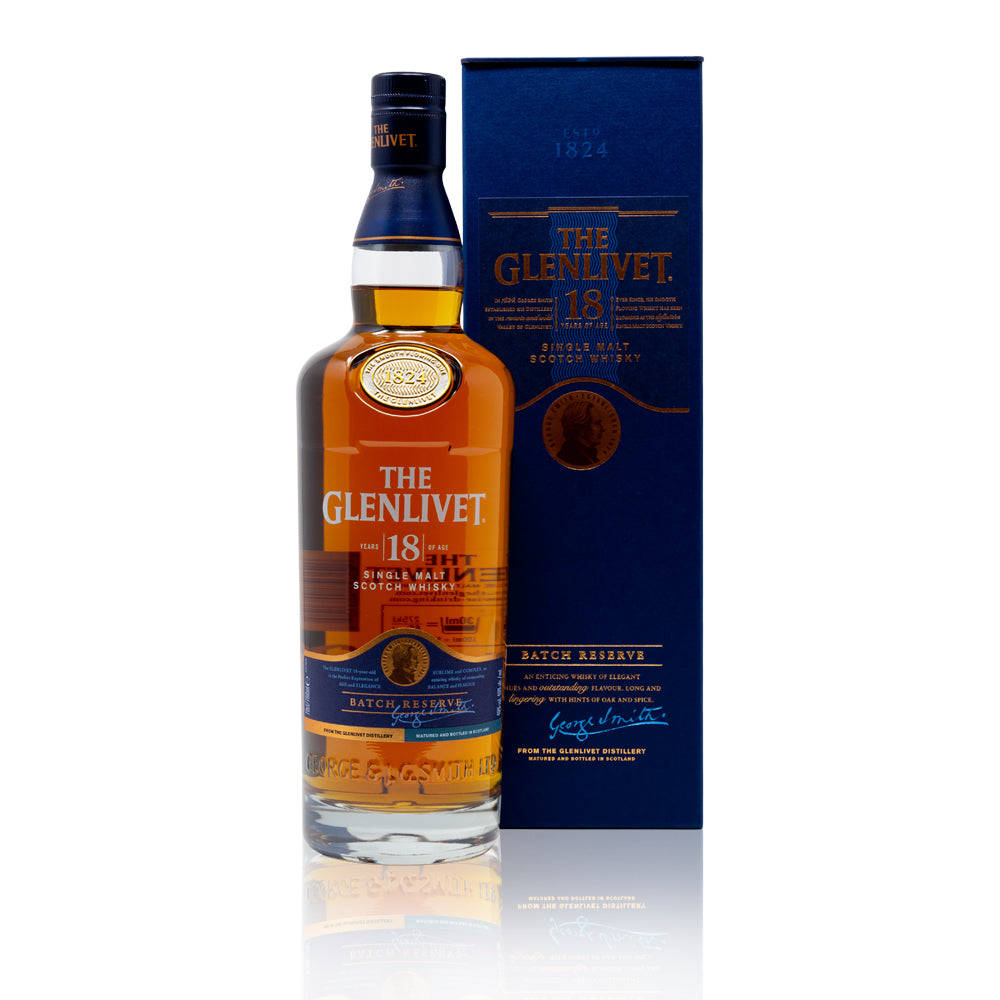 飲料 桌布 壁紙 — 一瓶 The Glenlivet 18 年單一麥芽蘇格蘭威士忌放在其藍色盒子旁邊，置於反光的白色表面上。