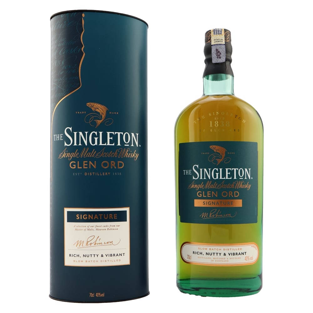 bottle 桌布 壁紙 — 一瓶 The Singleton Glen Ord Signature 威士忌及其深藍綠色圓柱形盒子，帶有金色點綴和鮭魚圖案。