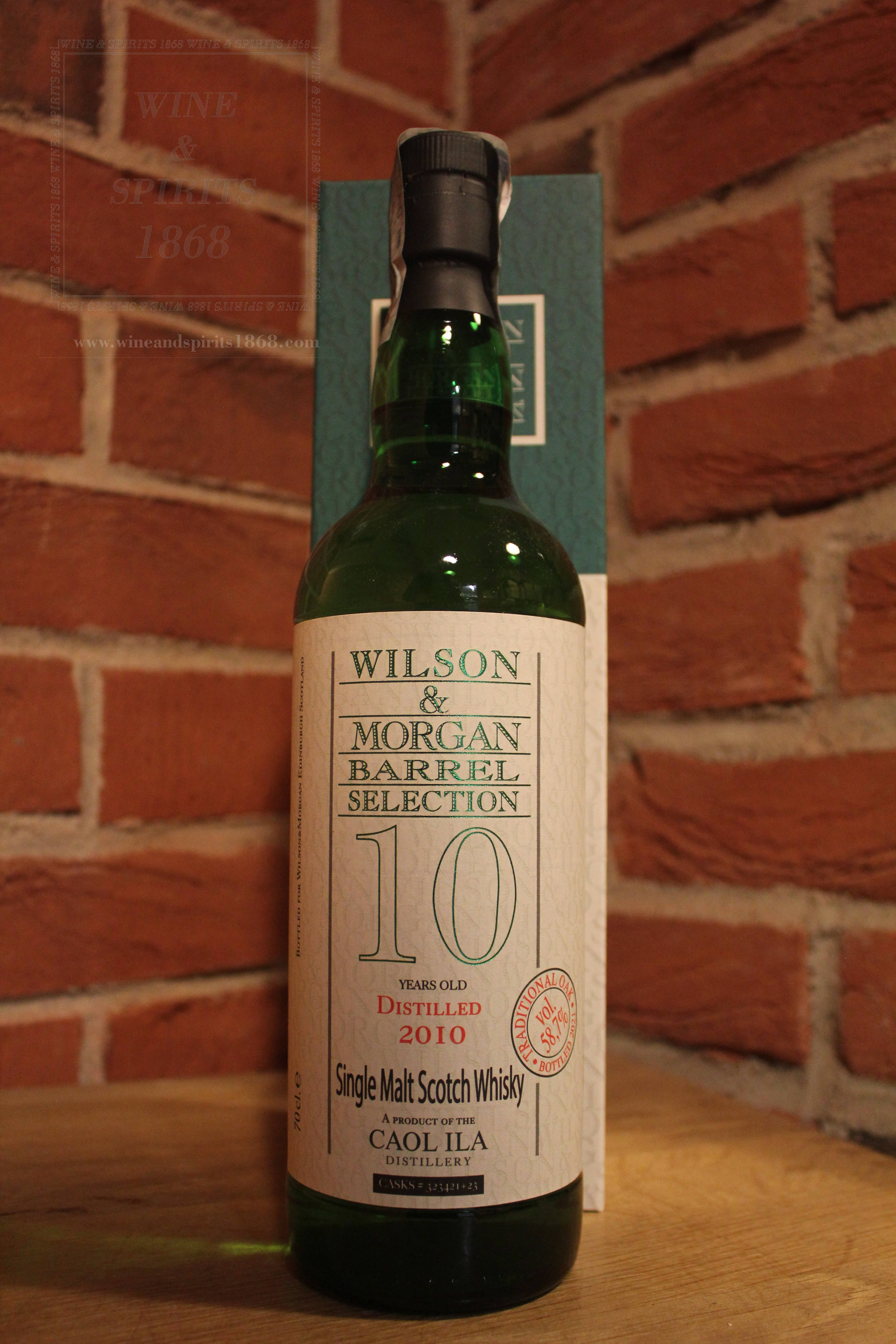 alcohol 桌布 壁紙 — 一瓶10年陳釀的Caol Ila單一麥芽威士忌綠色酒瓶放在木頭上，背景是紅磚牆，盒子在後面。