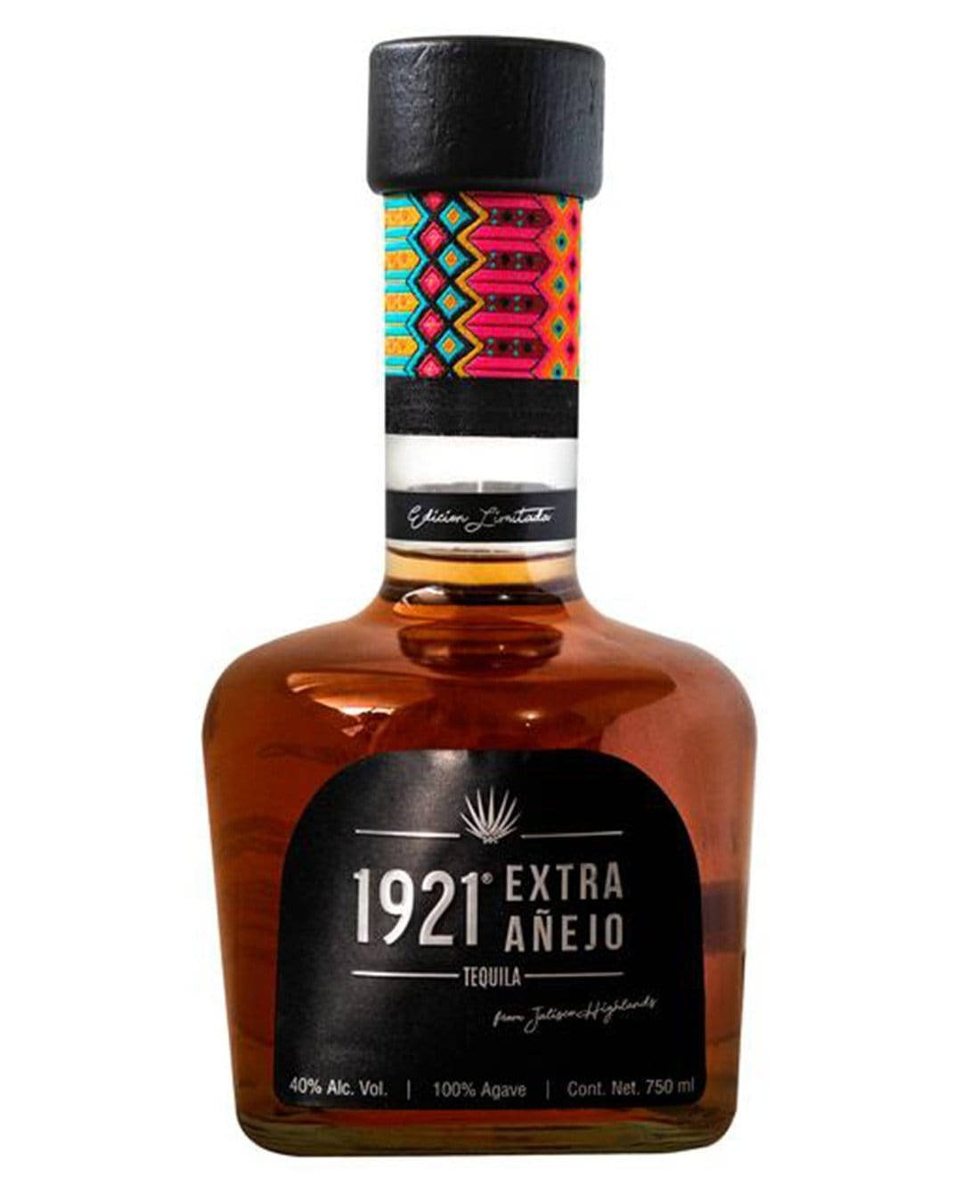 drinks 桌布 壁紙 — 一瓶1921 Extra Añejo龍舌蘭酒，帶有鮮豔幾何圖案瓶頸和黑色標籤，背景為白色。